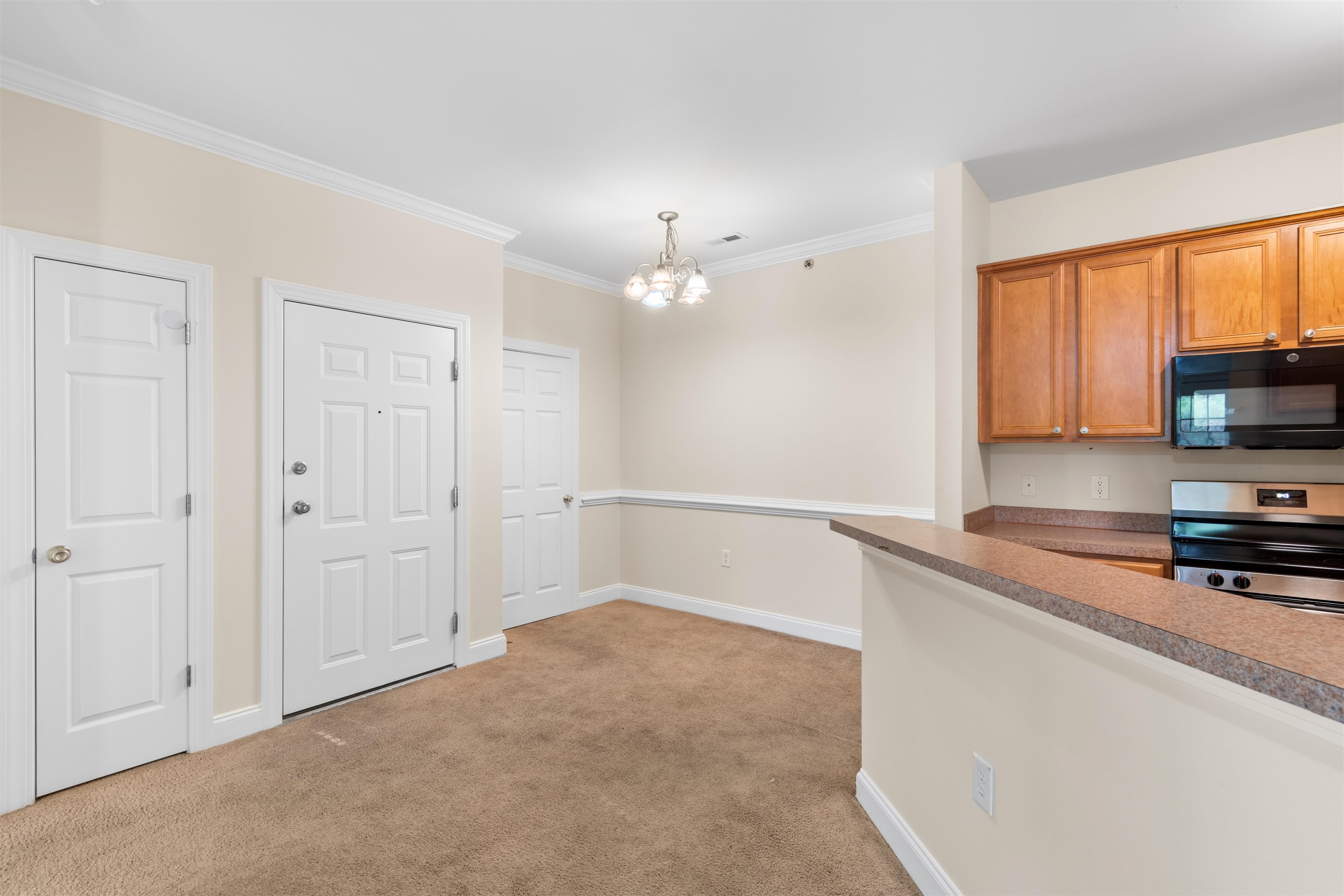 2025 Silvercrest Dr. Property Photo 7