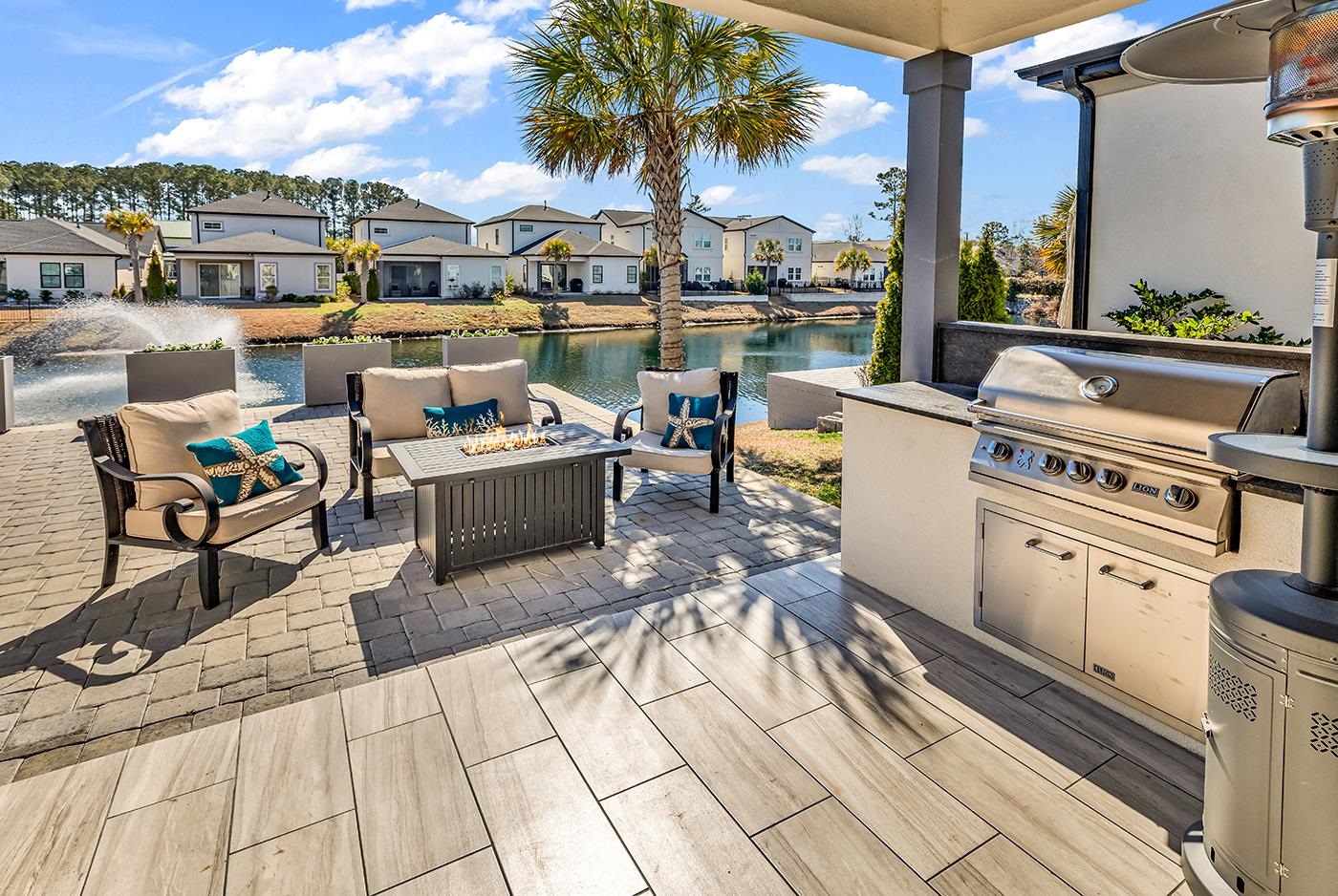 6722 Ocean Breeze Loop Property Photo 3