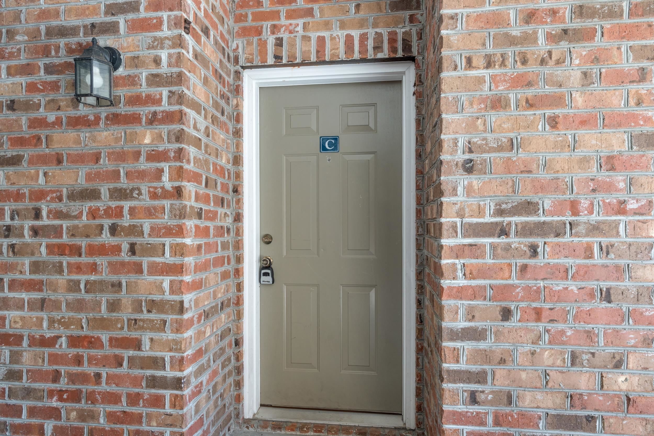2077 Silvercrest Dr. Property Photo 3