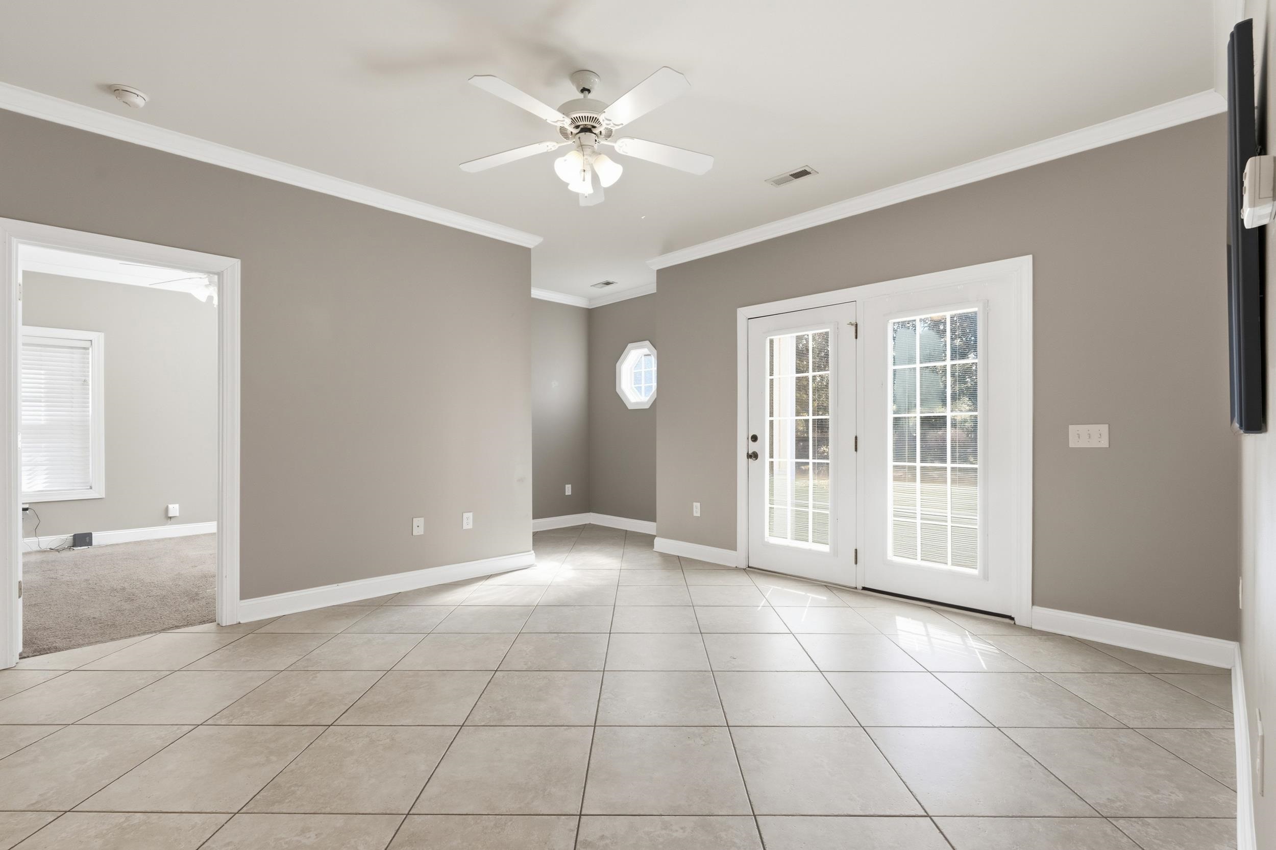 2077 Silvercrest Dr. Property Photo 4