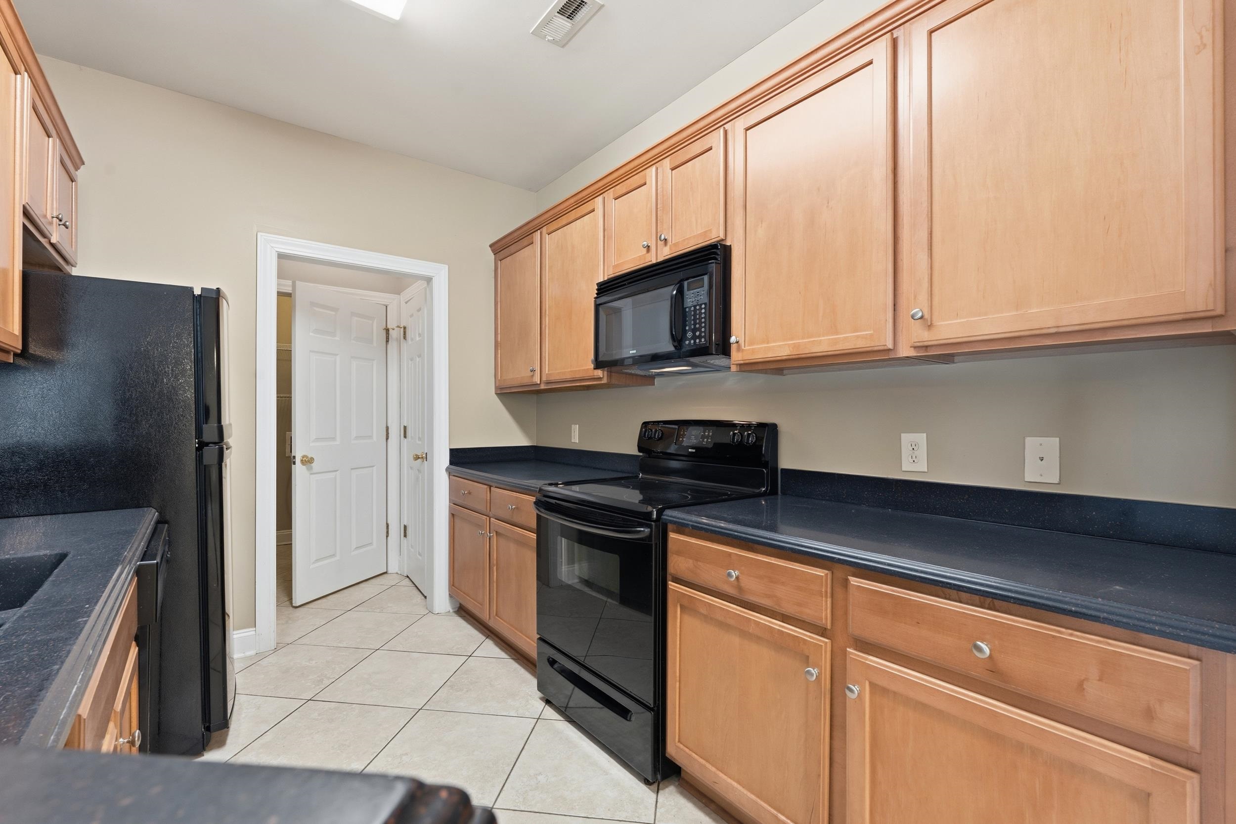 2077 Silvercrest Dr. Property Photo 7