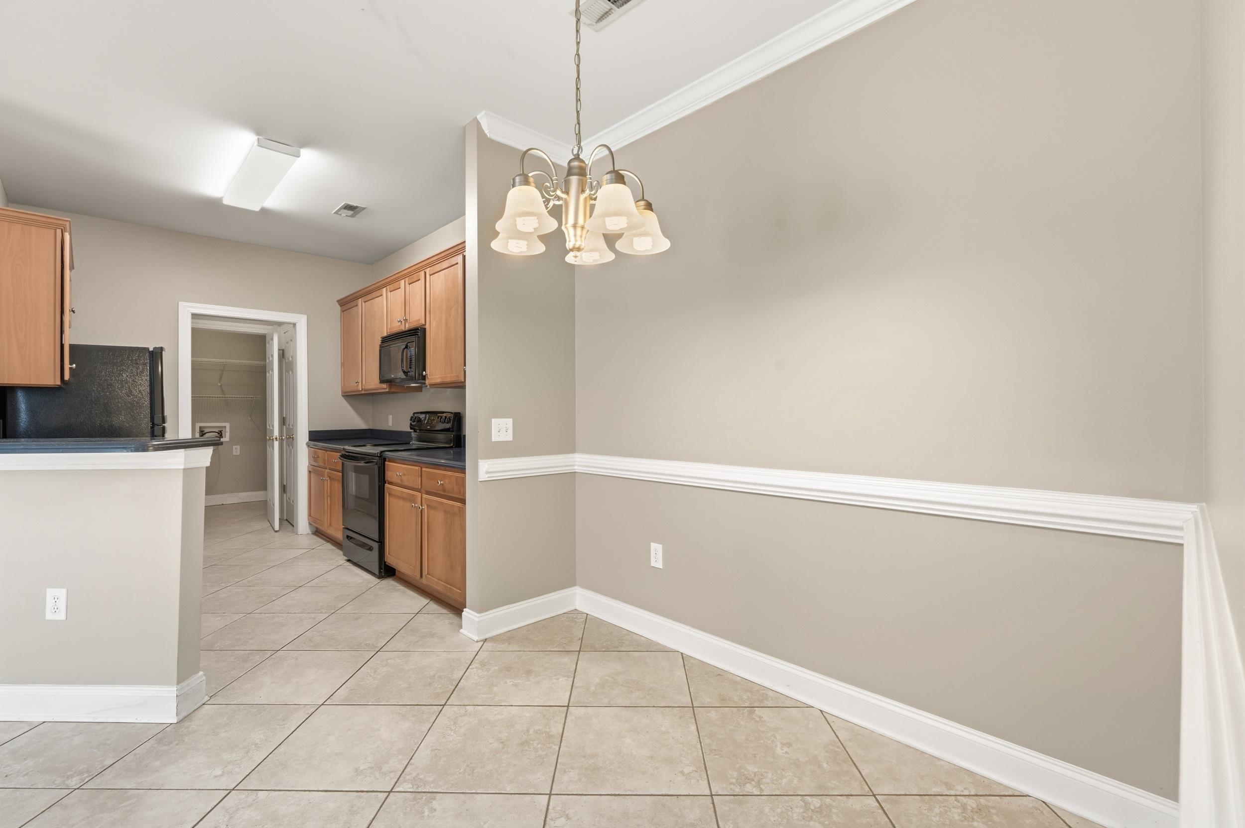 2077 Silvercrest Dr. Property Photo 9