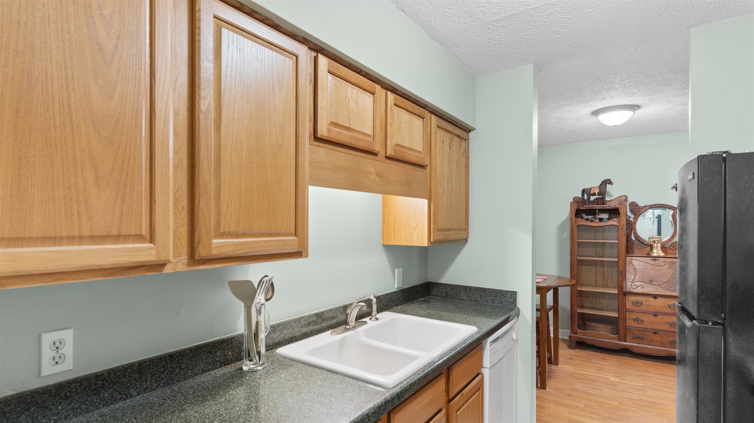 615 Carter Ln. Property Photo 6