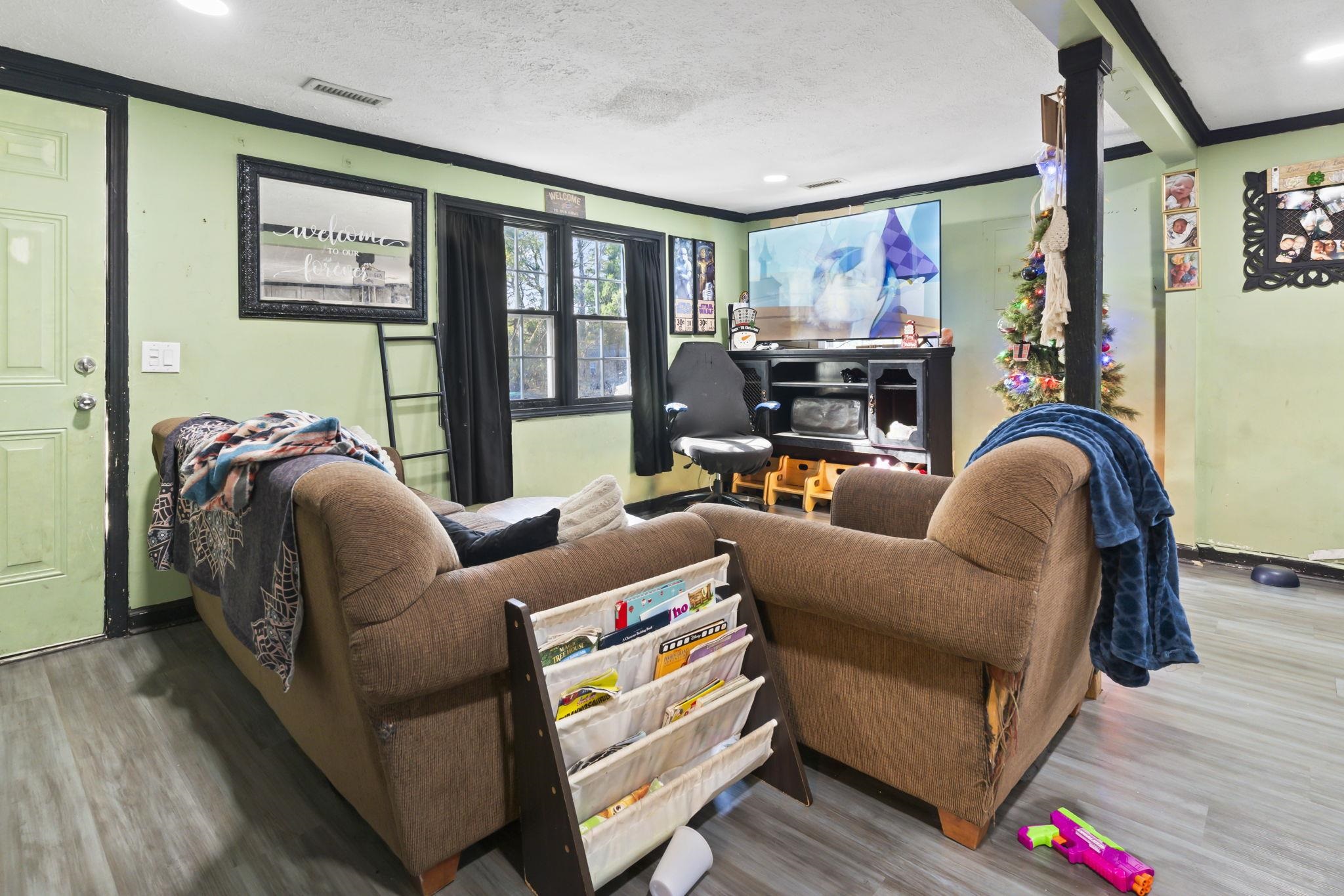 3055 Chestnut St. Property Photo 4