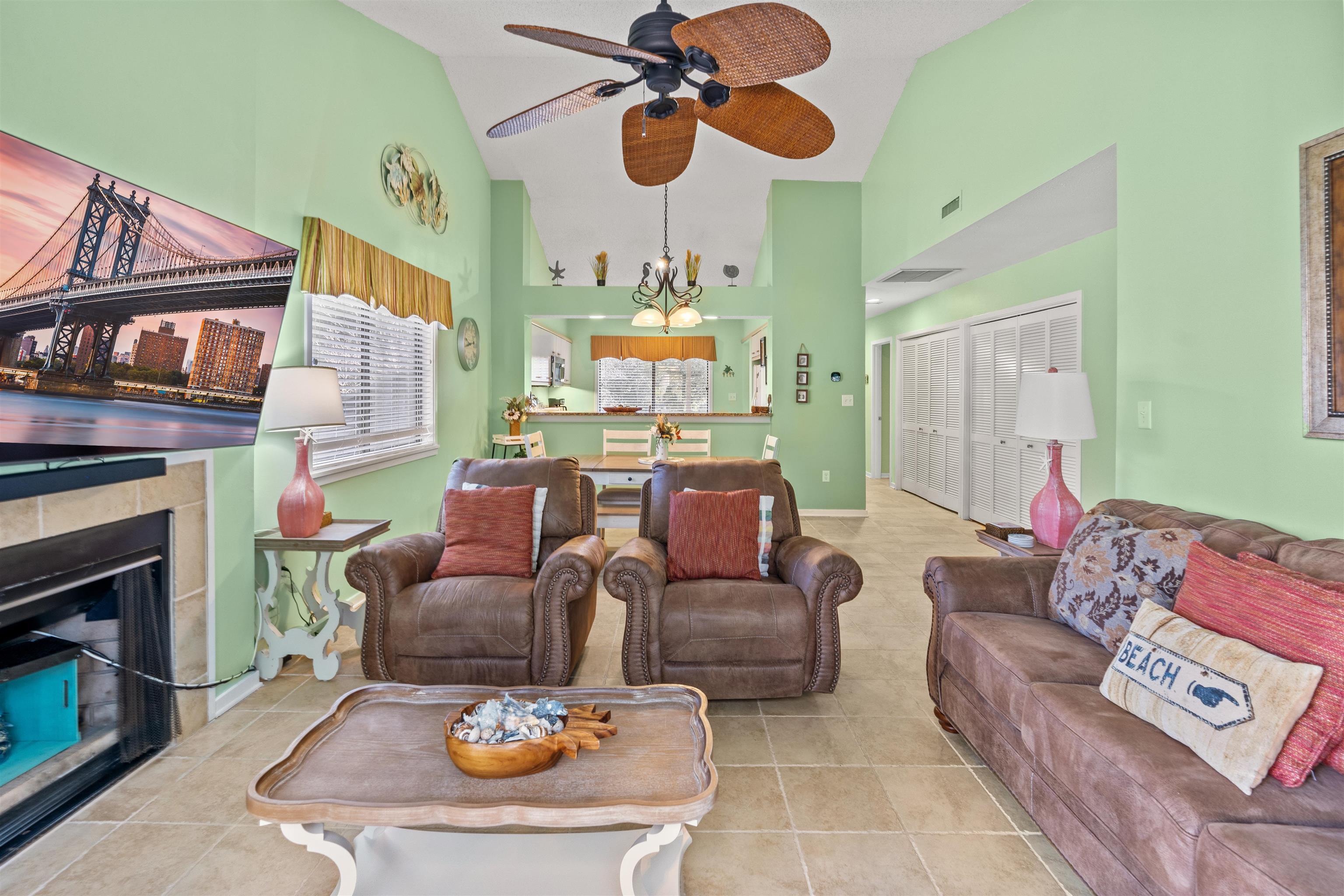 400 Melrose Pl. Property Photo 2