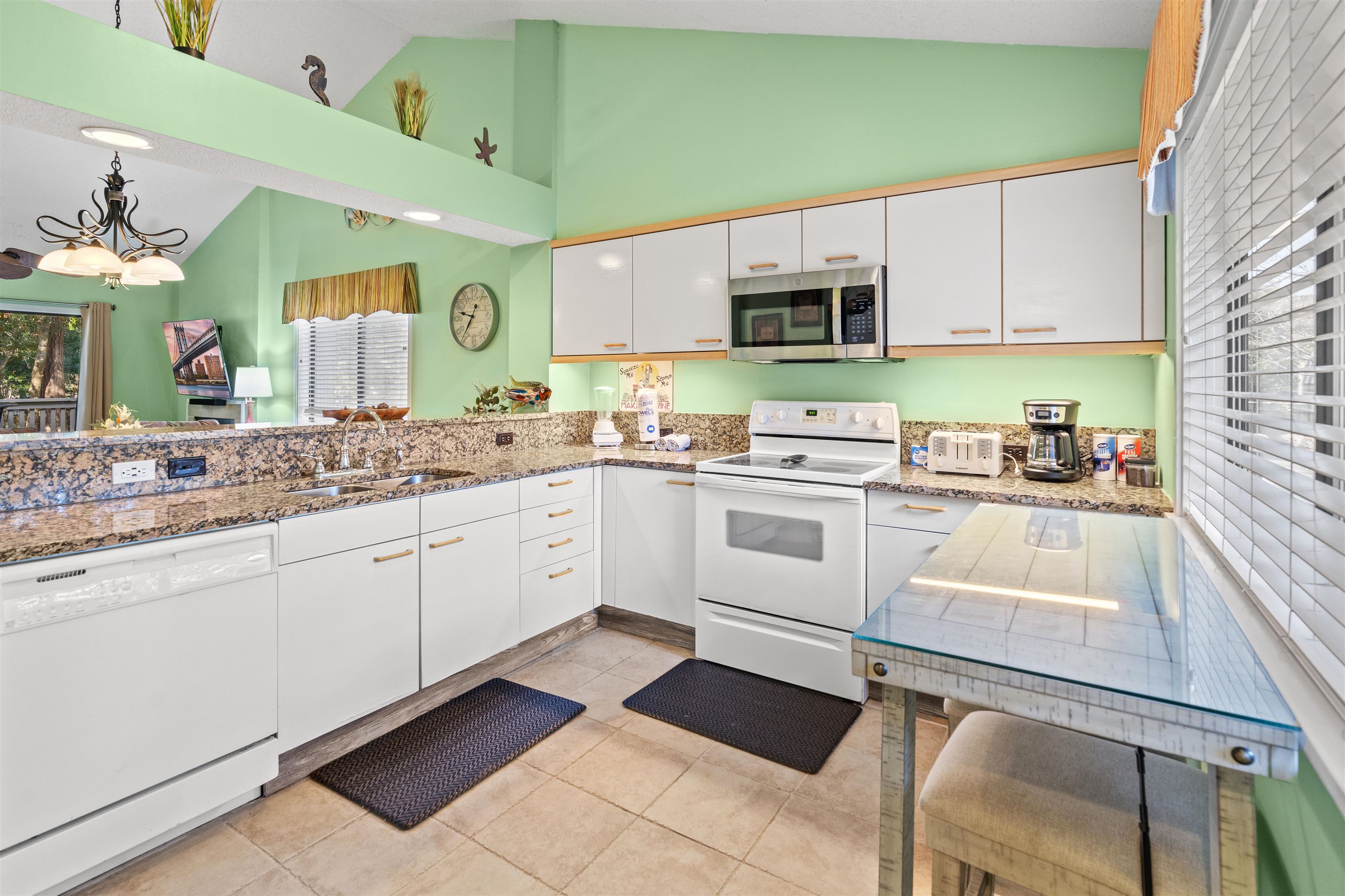 400 Melrose Pl. Property Photo 6