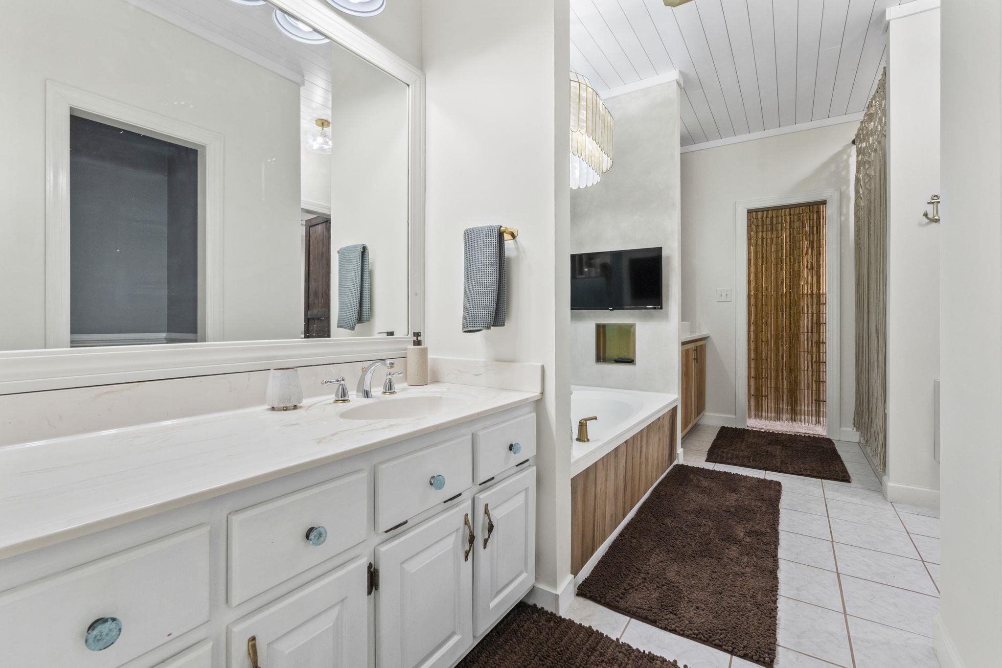 6125 R C Sarvis Ln. Property Photo 18