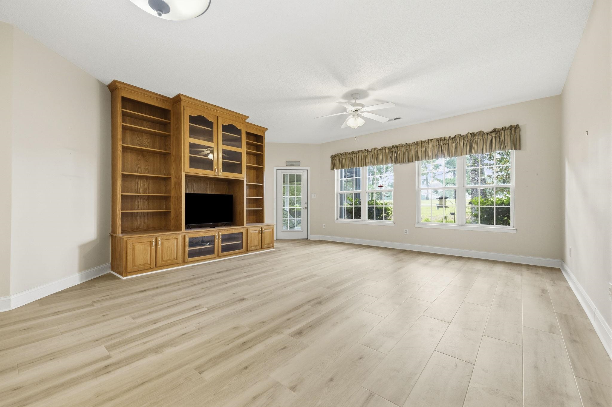5049 Glenbrook Dr. Property Photo 7