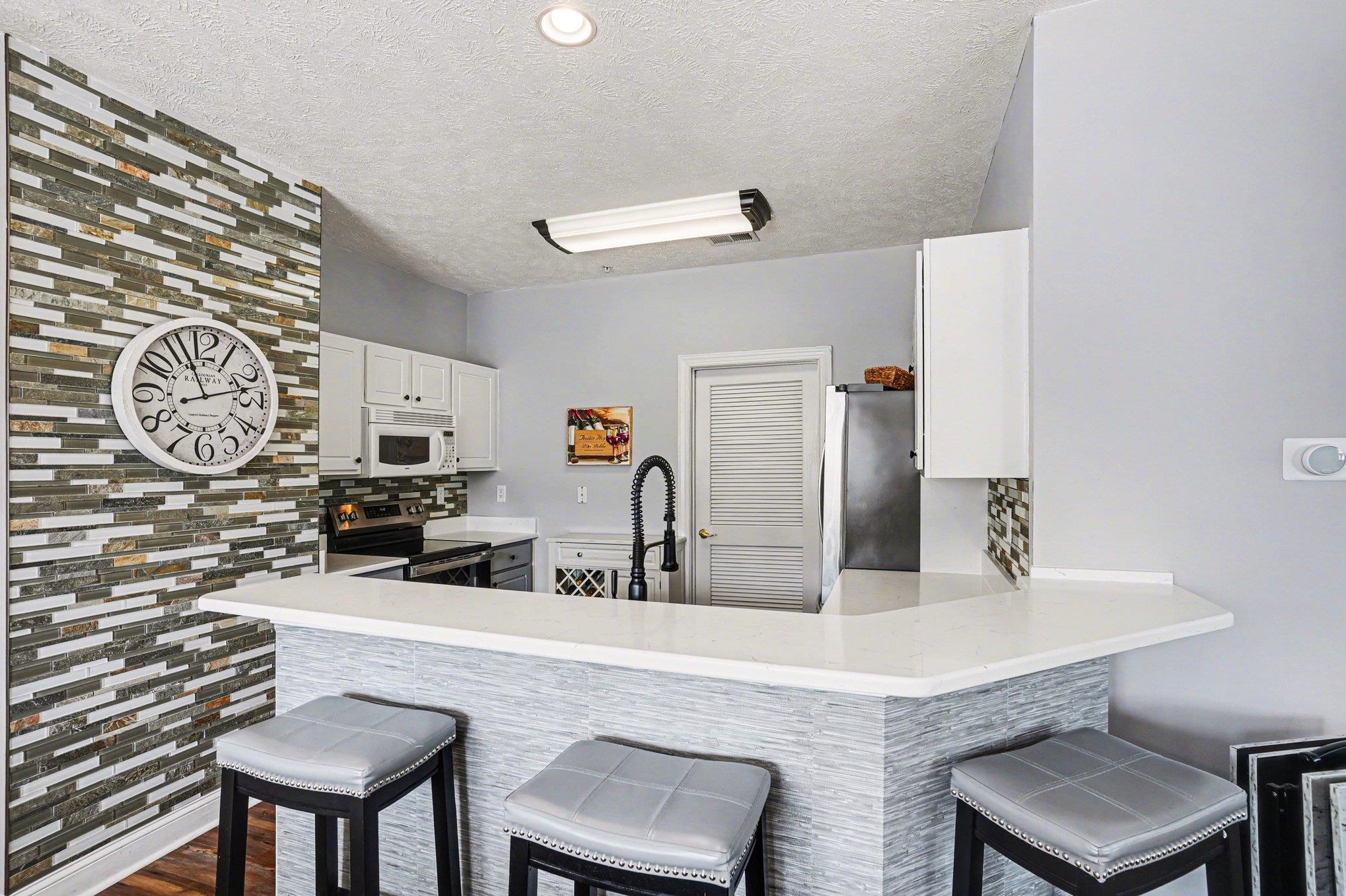6000 Windsor Green Way Property Photo 10