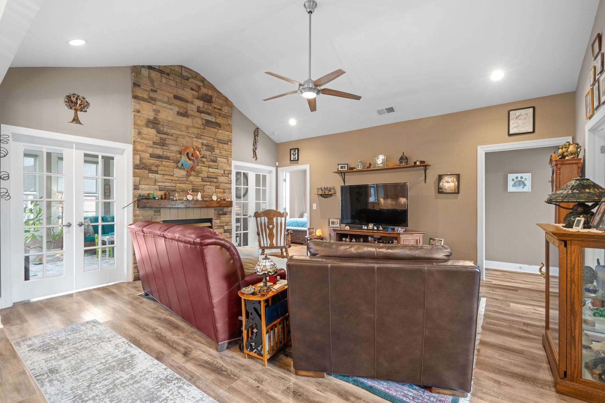 687 Tiger Paw Rd. Property Photo 8