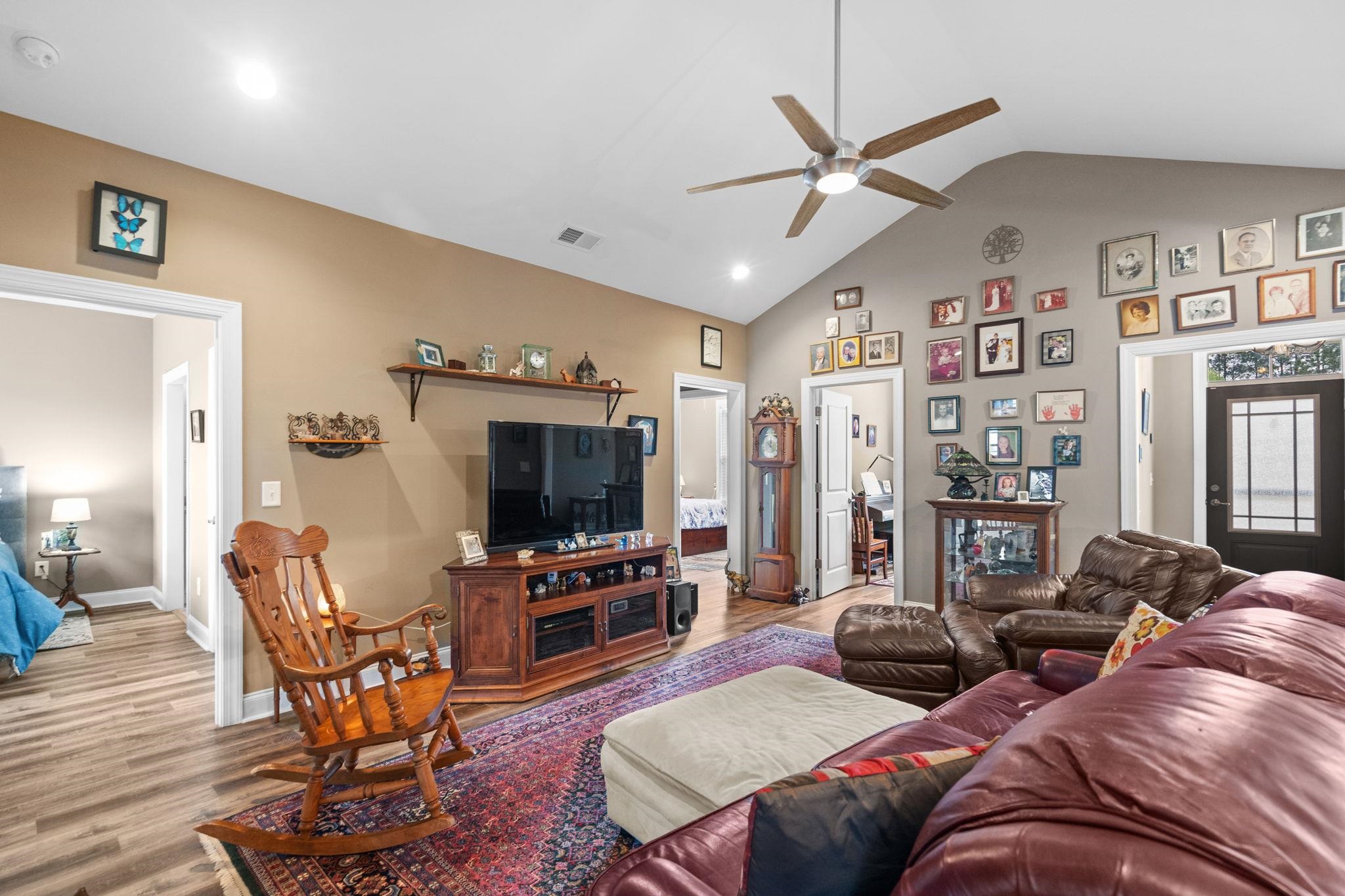 687 Tiger Paw Rd. Property Photo 9