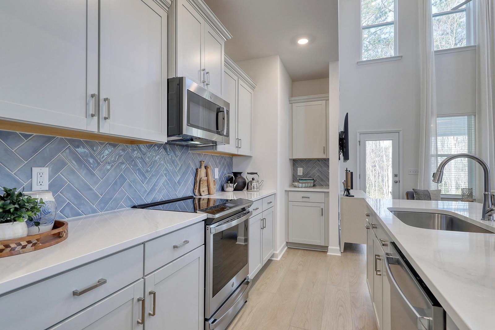 476 Ireland Way Property Photo 8
