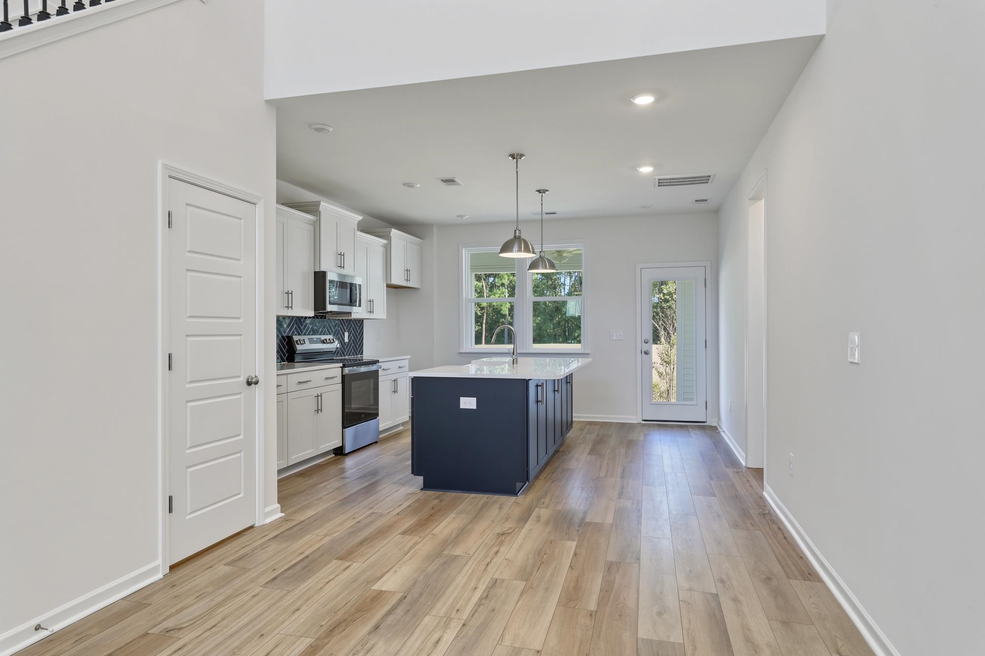 472 Ireland Way Property Photo 4