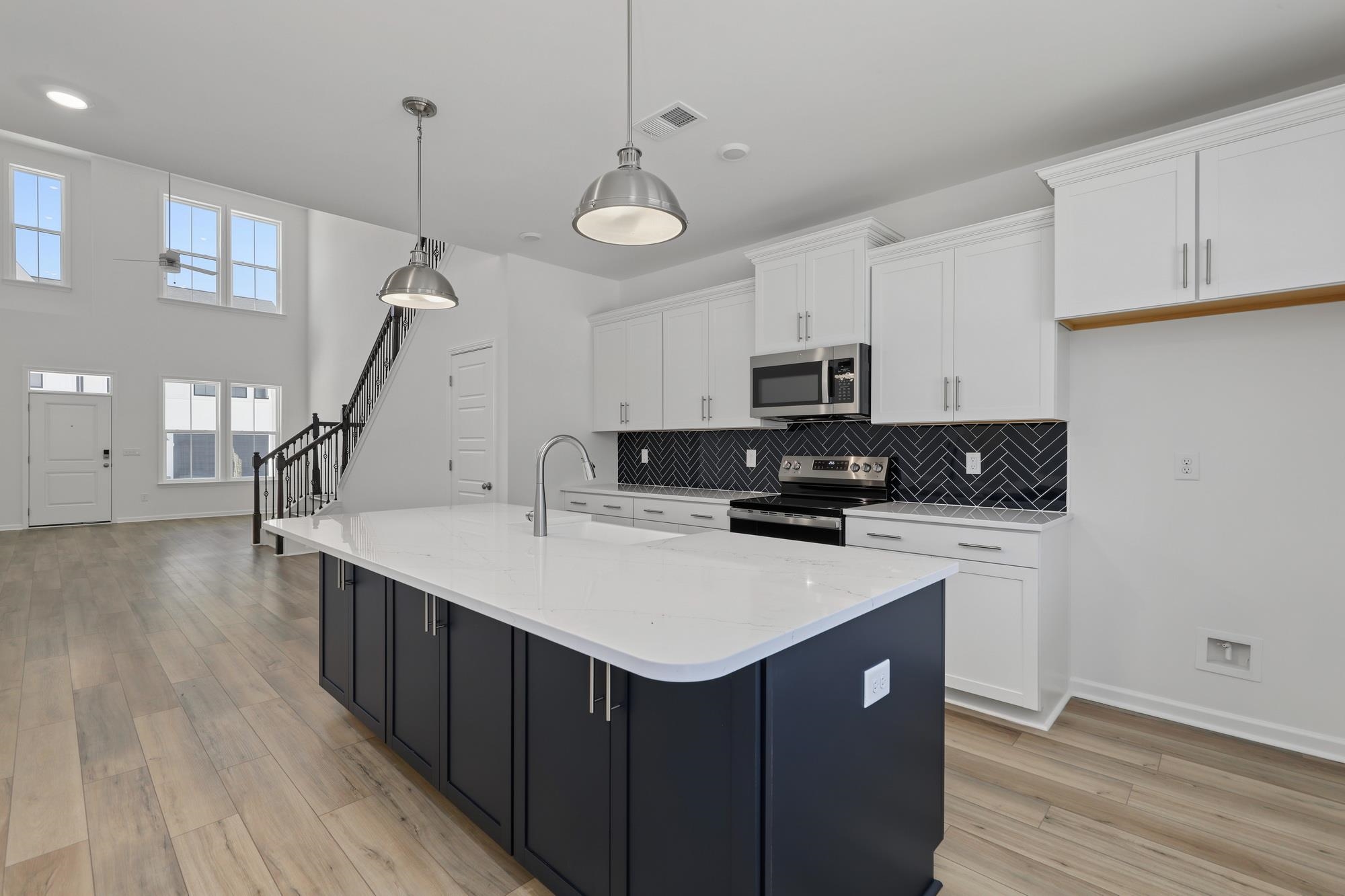 472 Ireland Way Property Photo 6