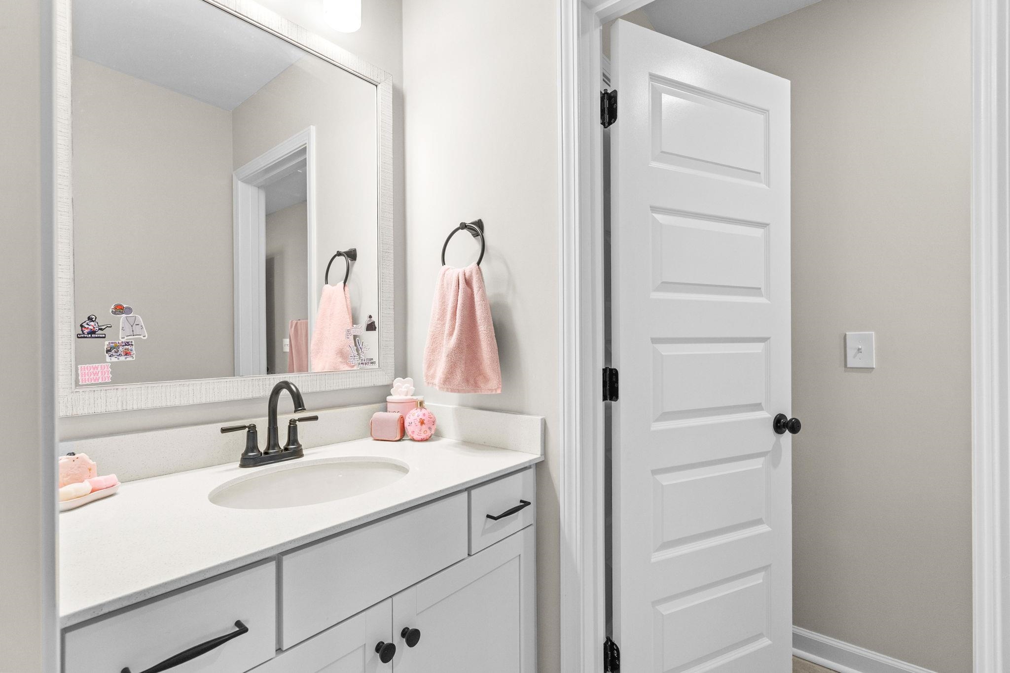 136 Azure Loop Property Photo 43