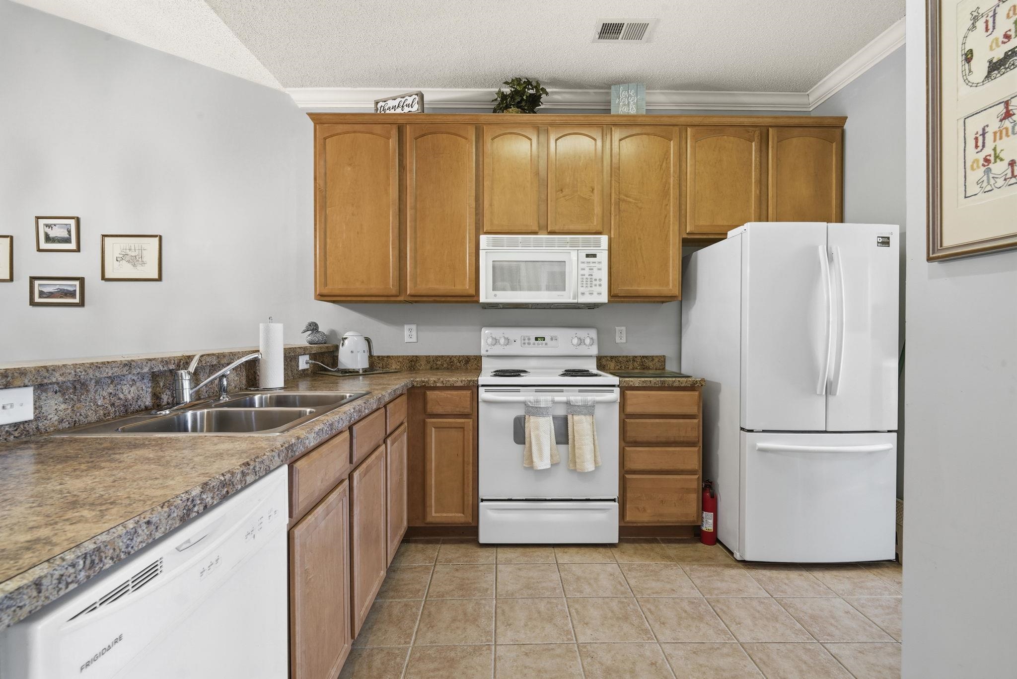 5864 Longwood Dr. Property Photo 7