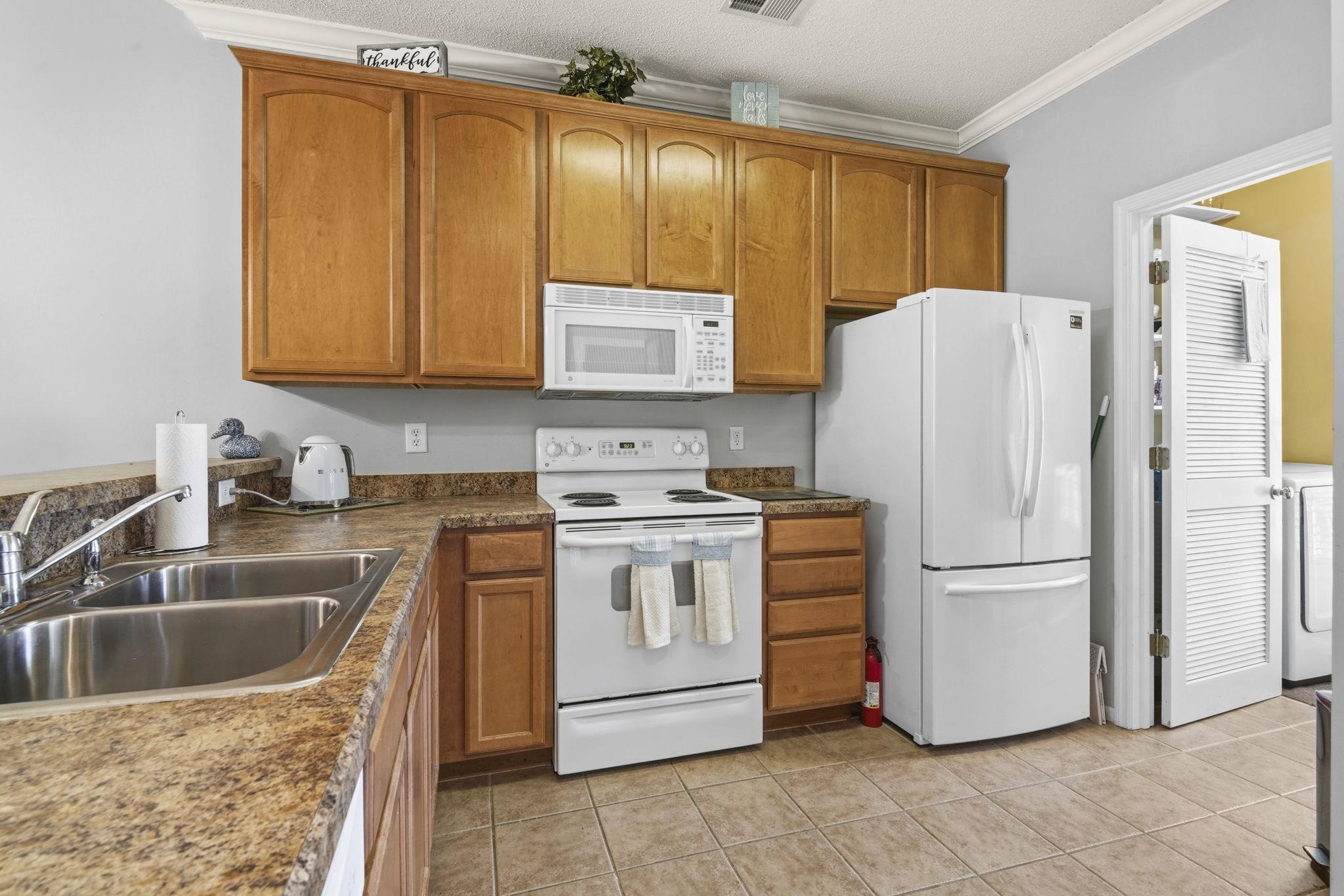 5864 Longwood Dr. Property Photo 8