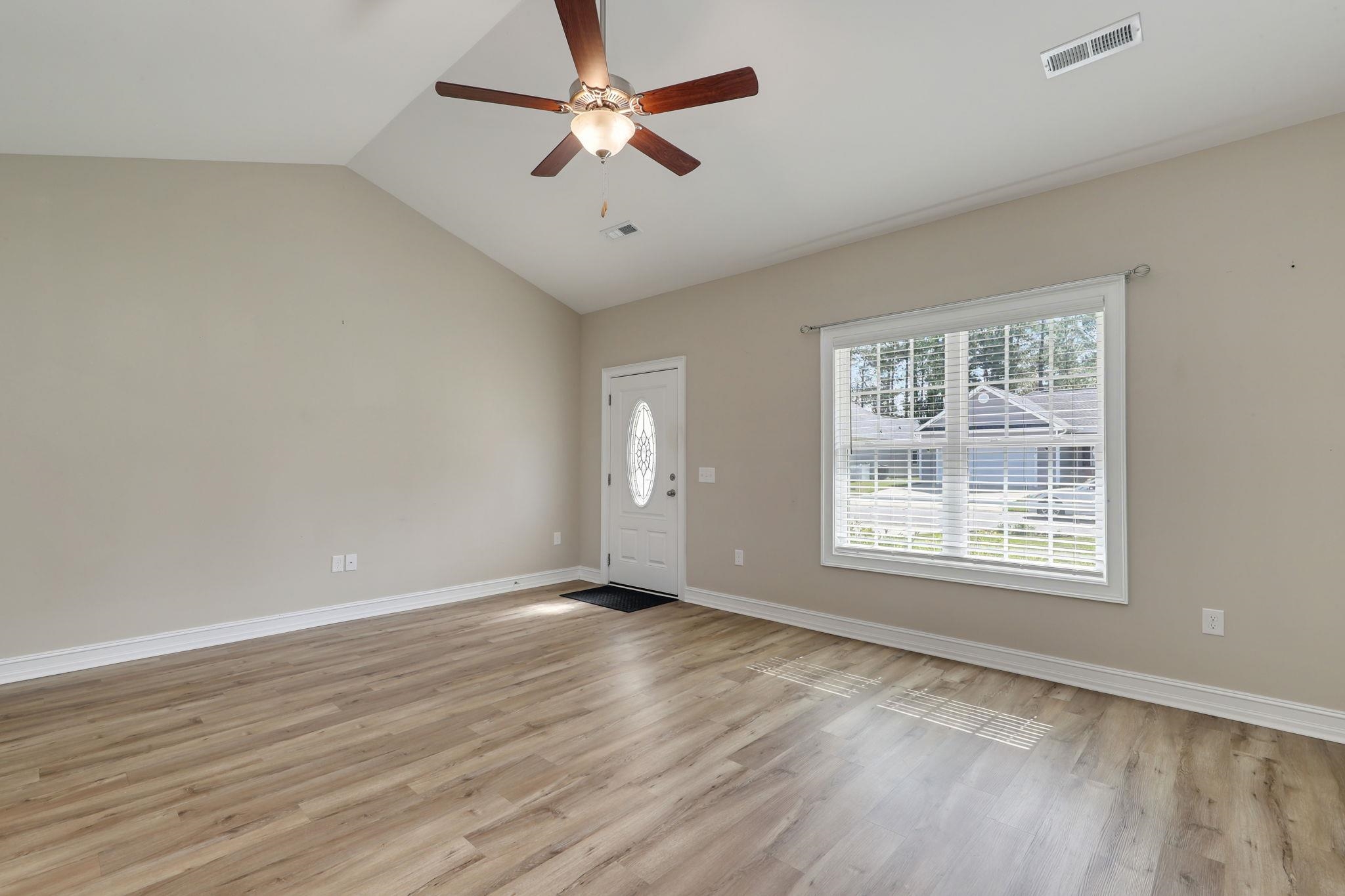 507 Whiddy Loop Property Photo 7