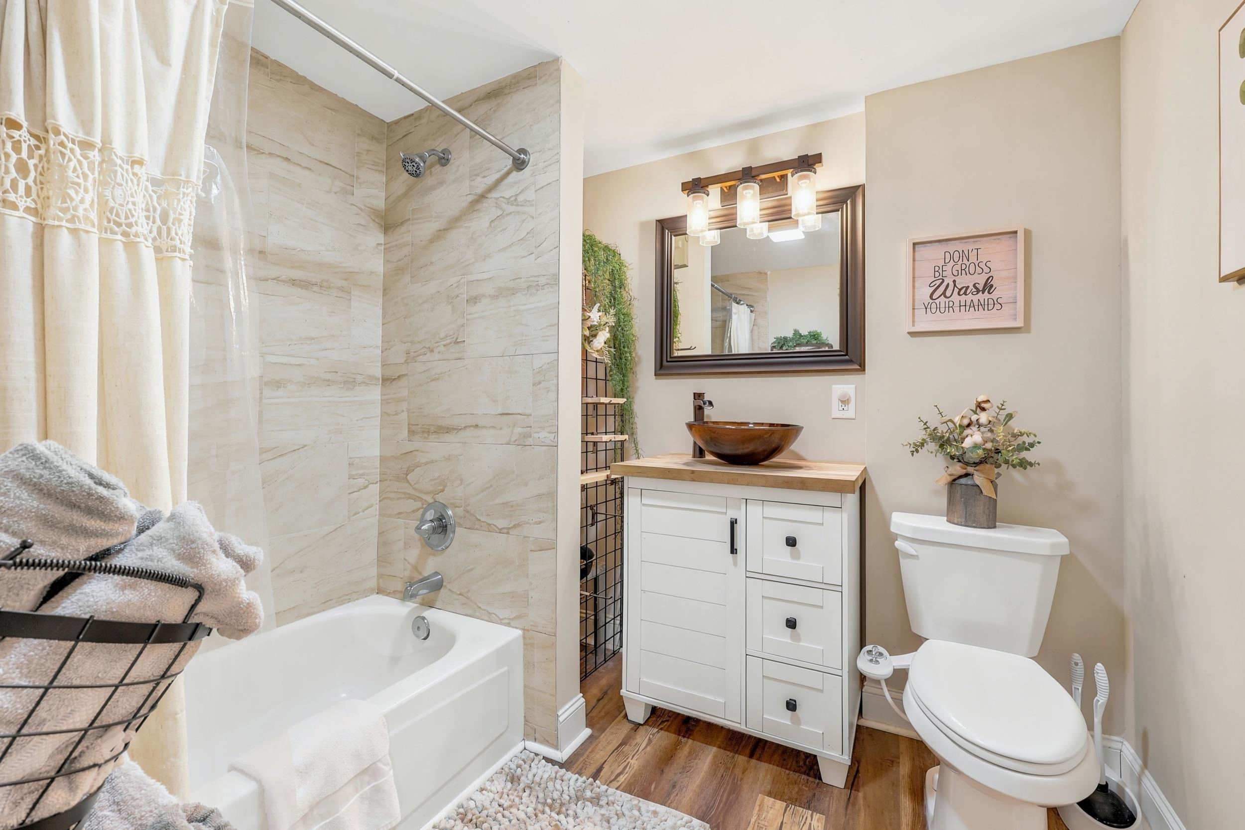 2419 Hilton Dr. Property Photo 8