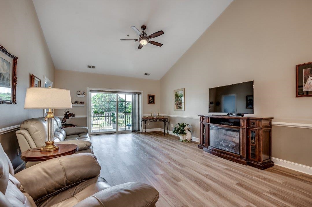 4894 Luster Leaf Circle Property Photo 3