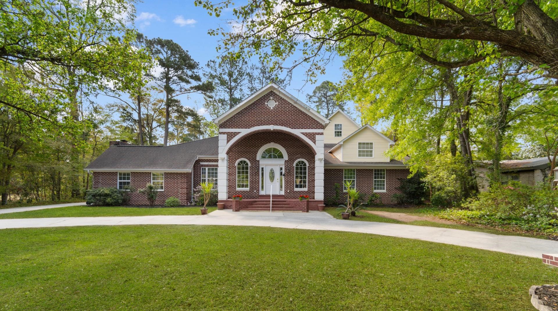 146 University Dr. Property Photo 1
