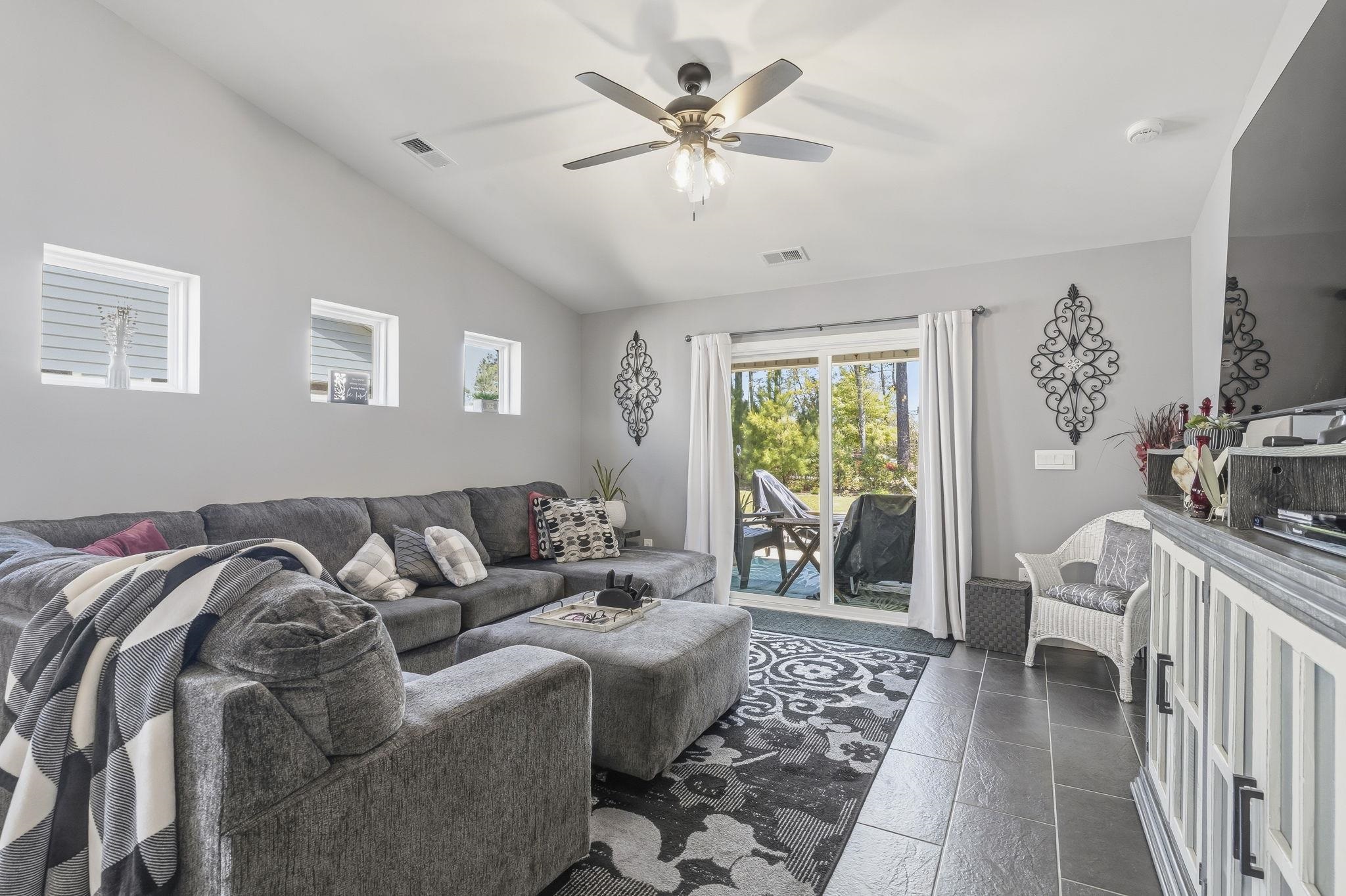 1560 Jardine Loop Property Photo 8