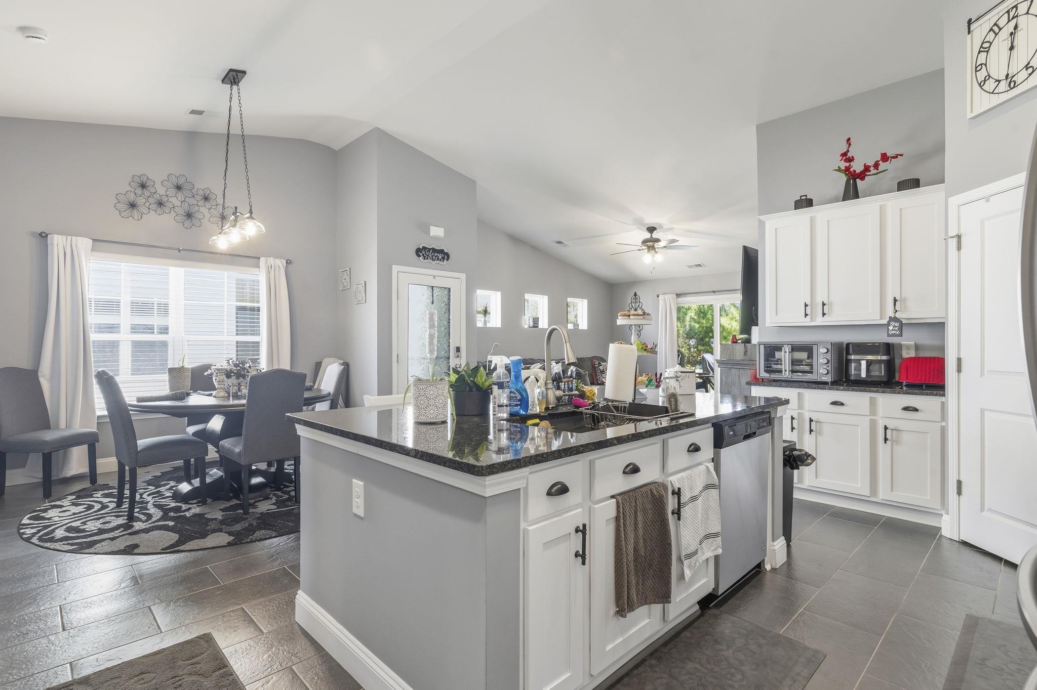 1560 Jardine Loop Property Photo 12
