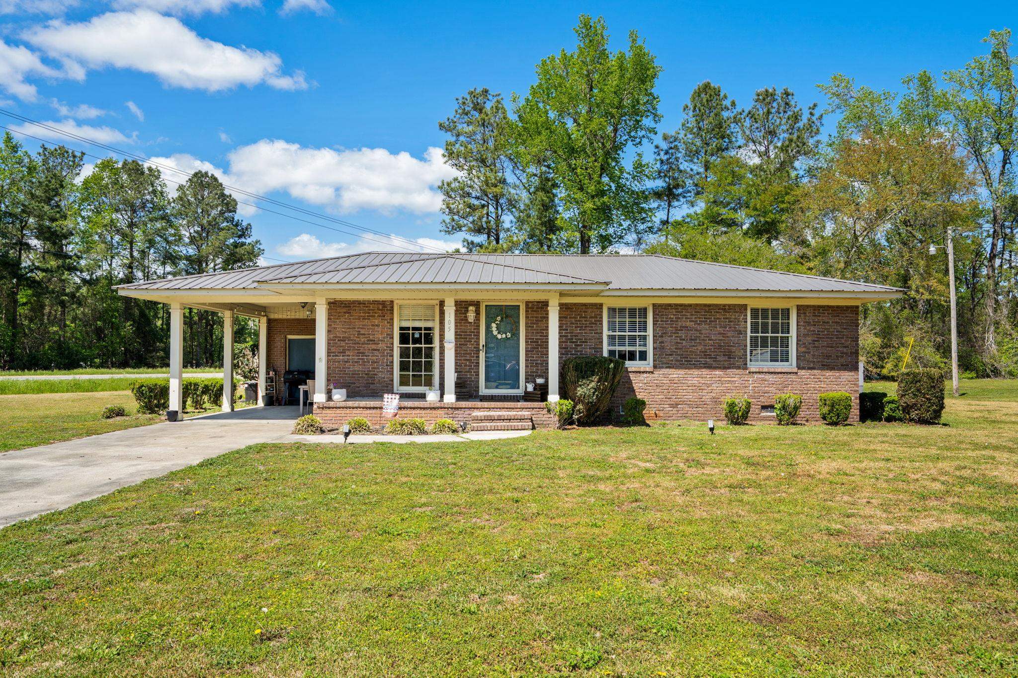105 Twin City Circle Property Photo 1