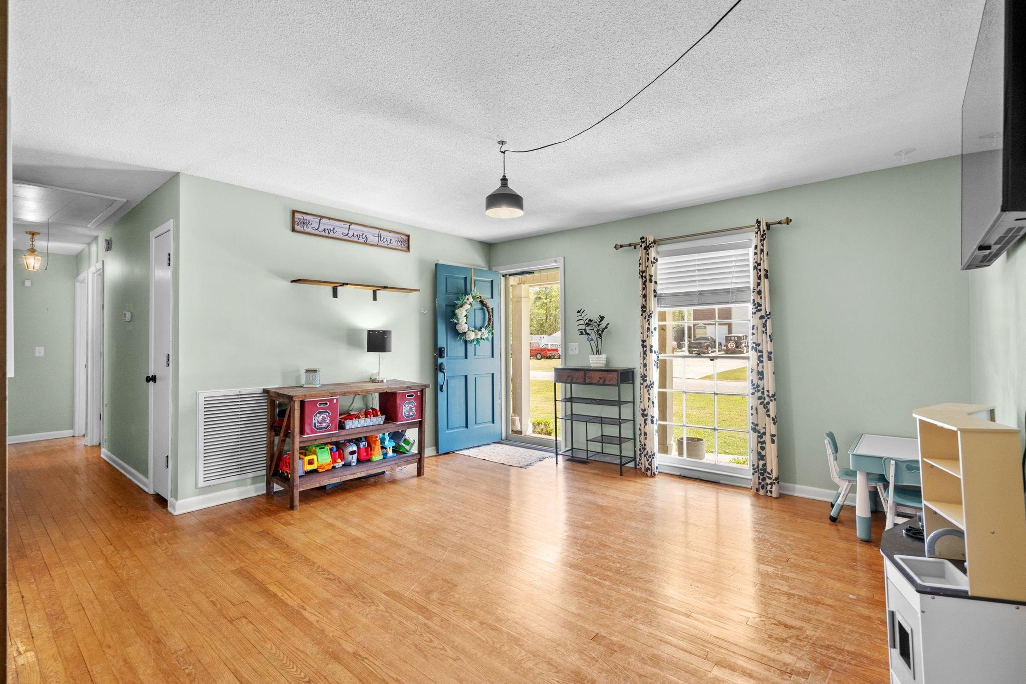 105 Twin City Circle Property Photo 6