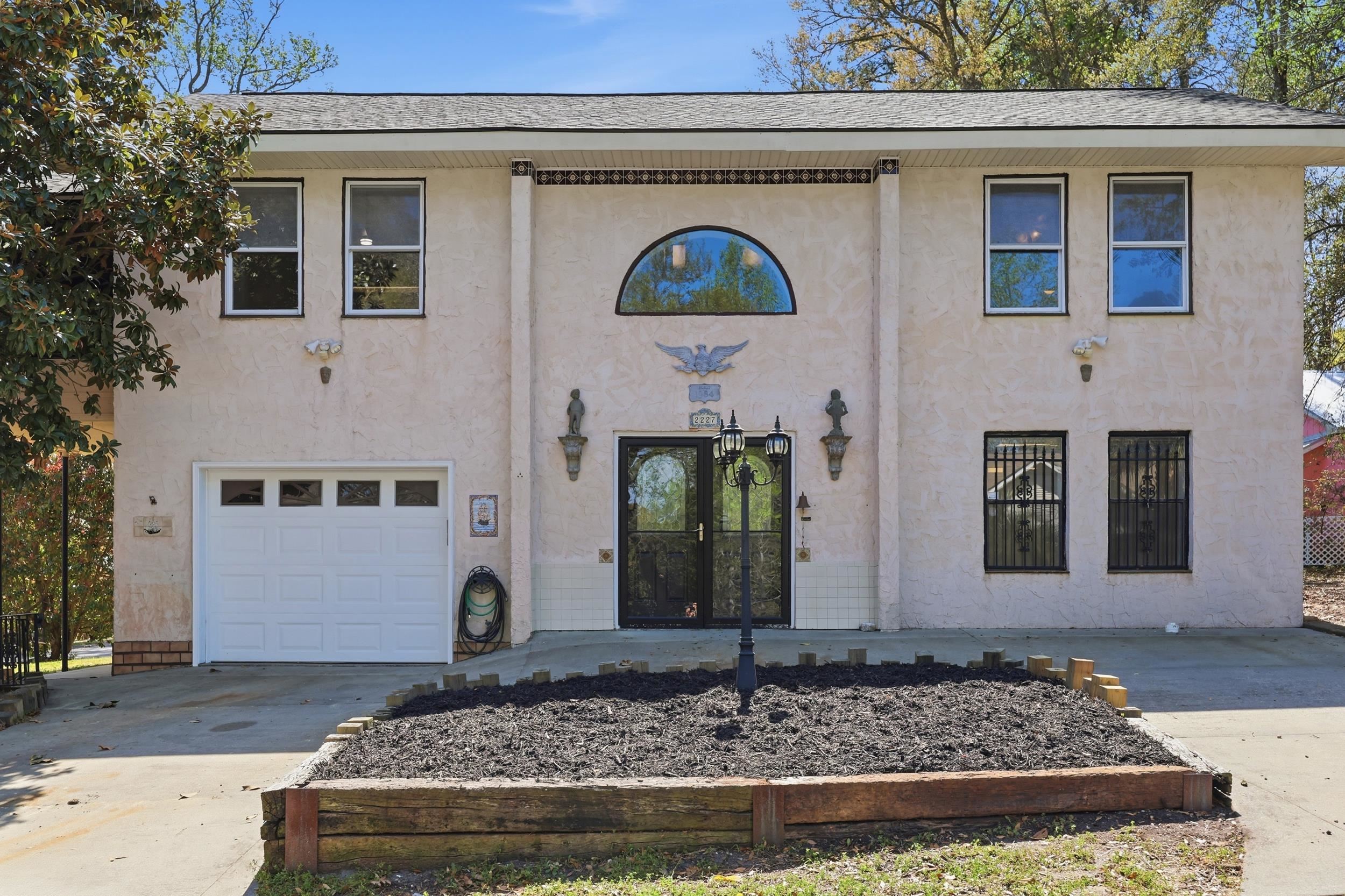 2227 Jefferson Circle Property Photo 1