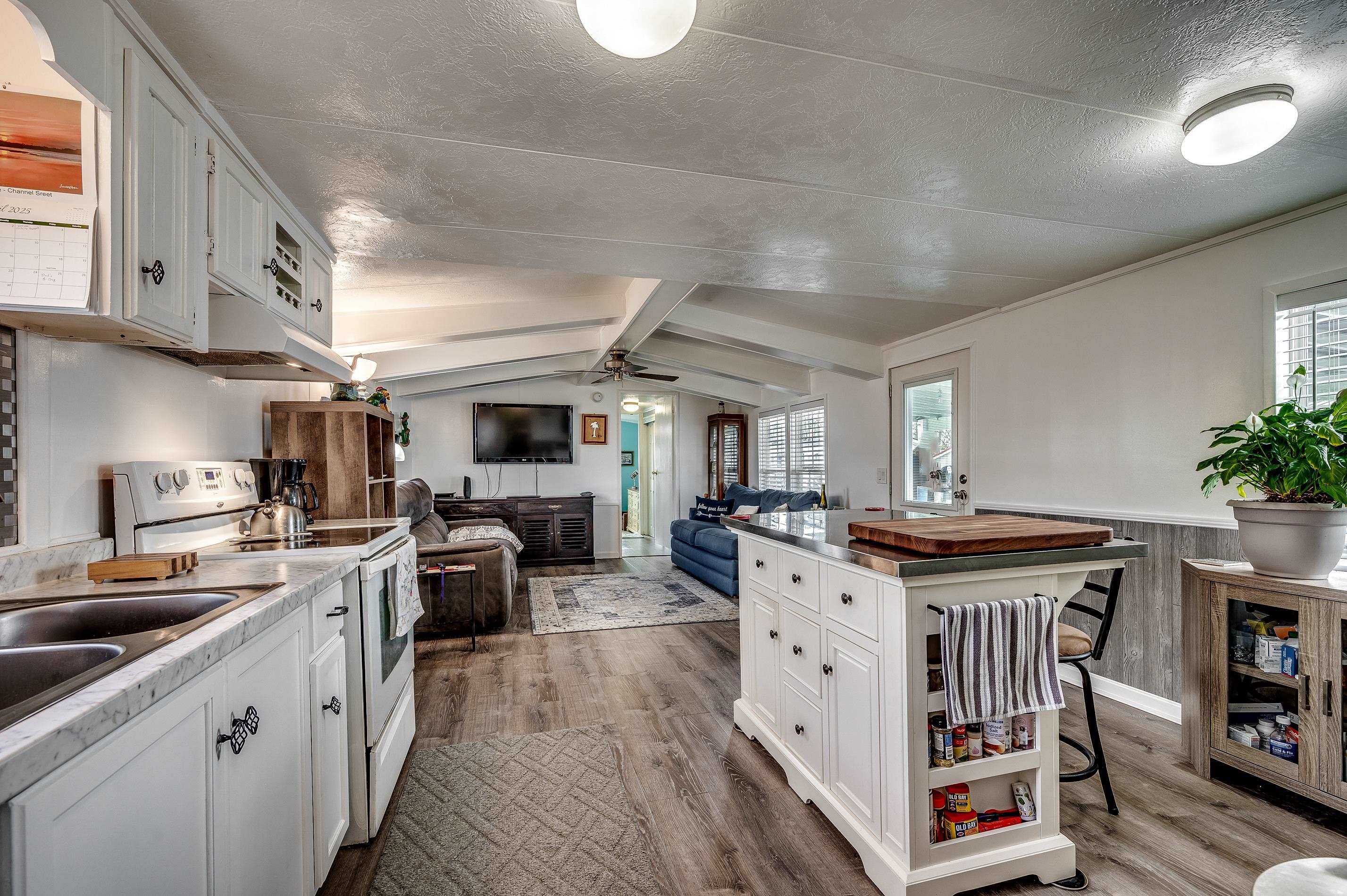 1505 Gardenia Ave. Property Photo 8