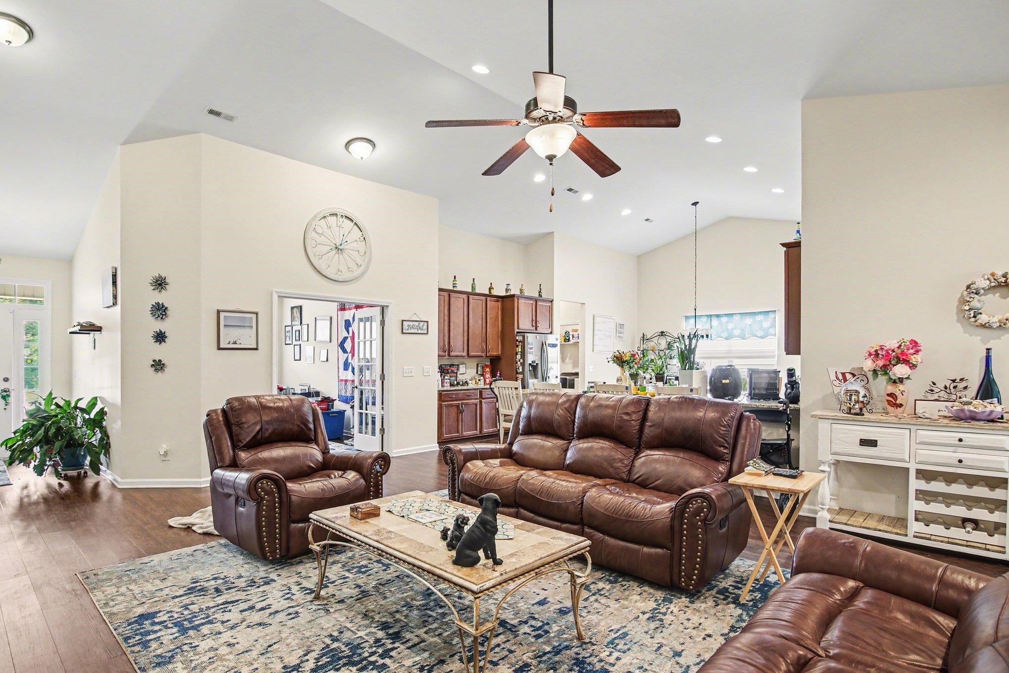 605 Queen Palm Ct. Property Photo 6