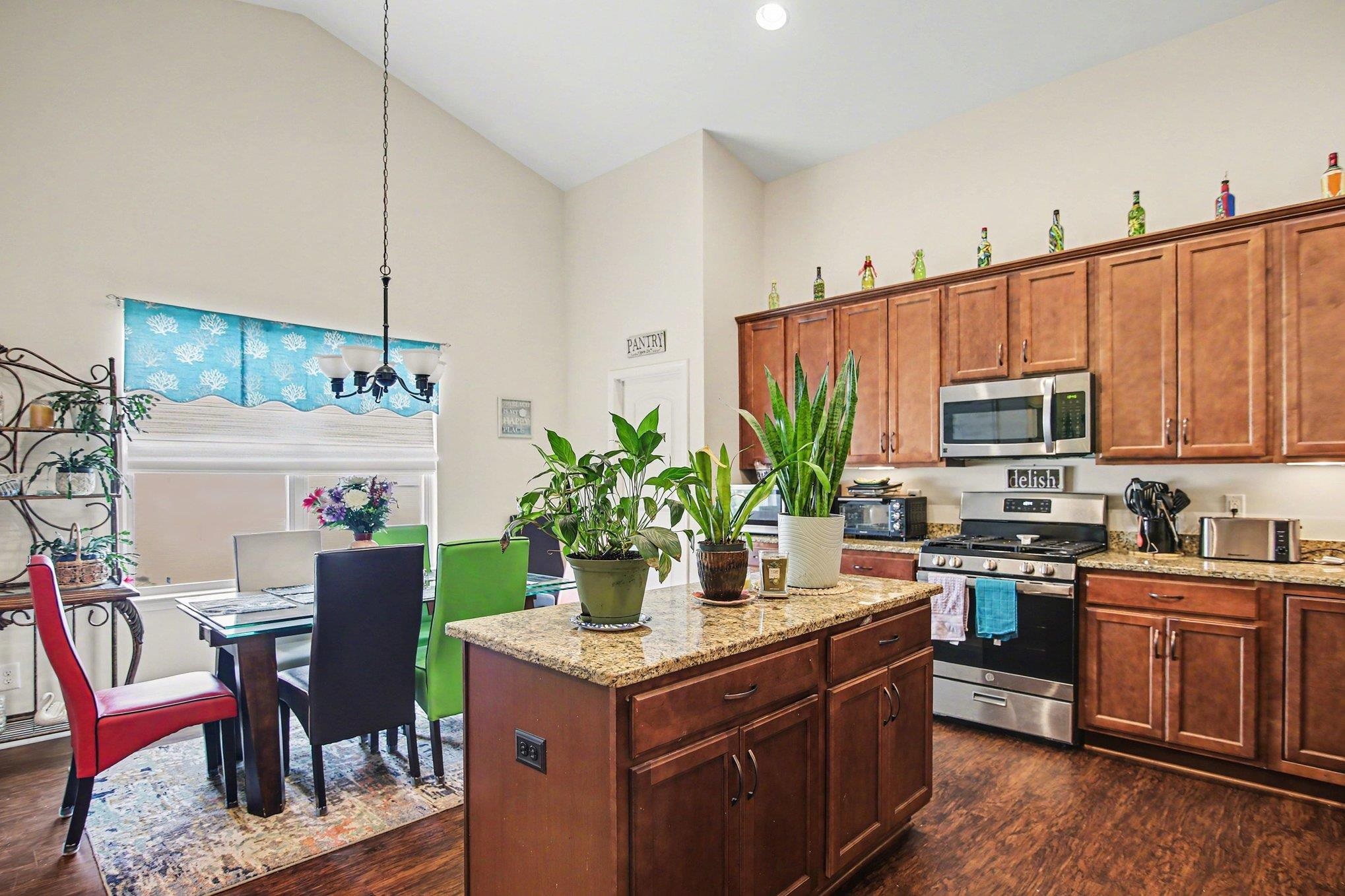 605 Queen Palm Ct. Property Photo 10