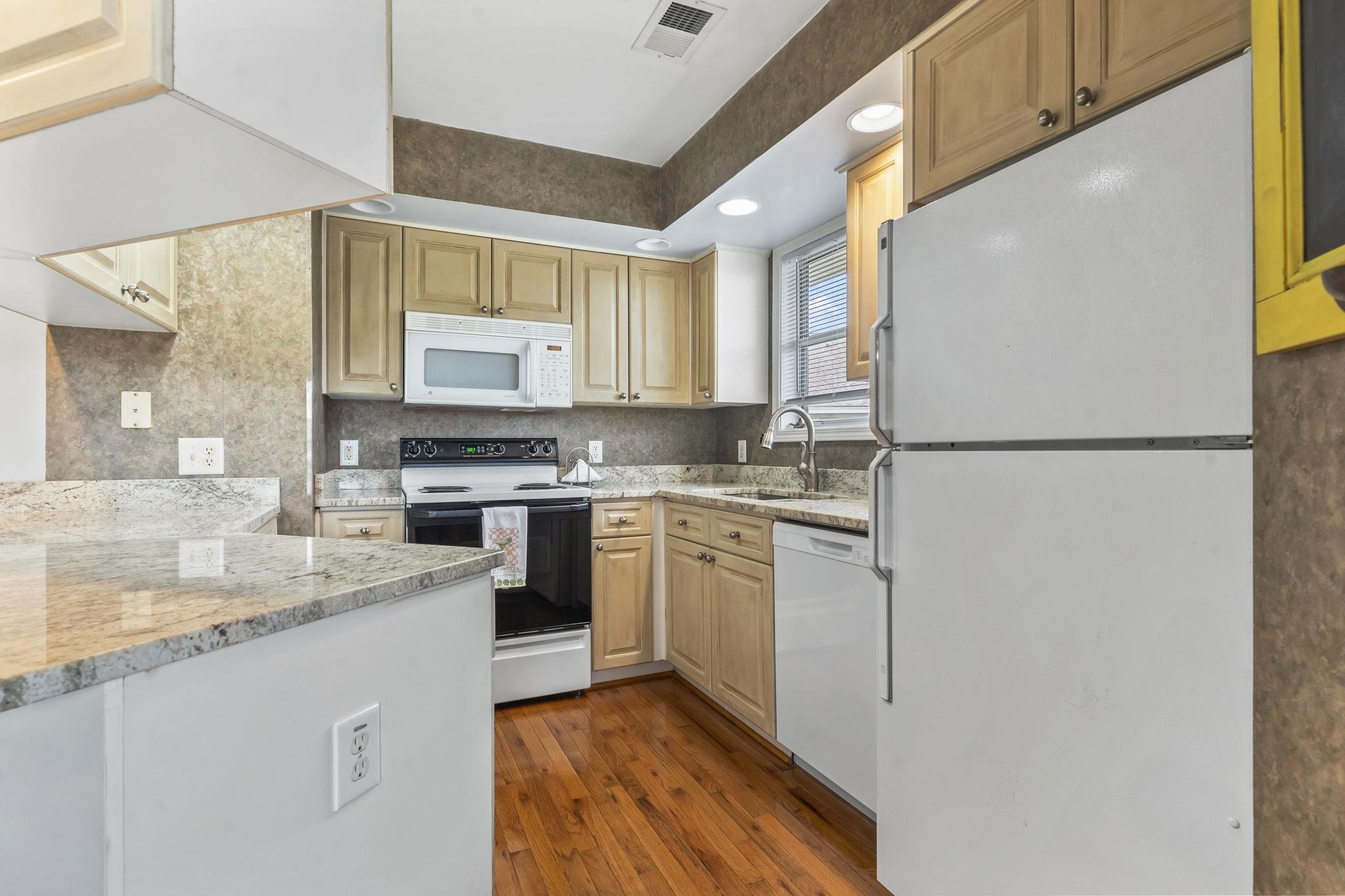300 Shorehaven Dr. Property Photo 13