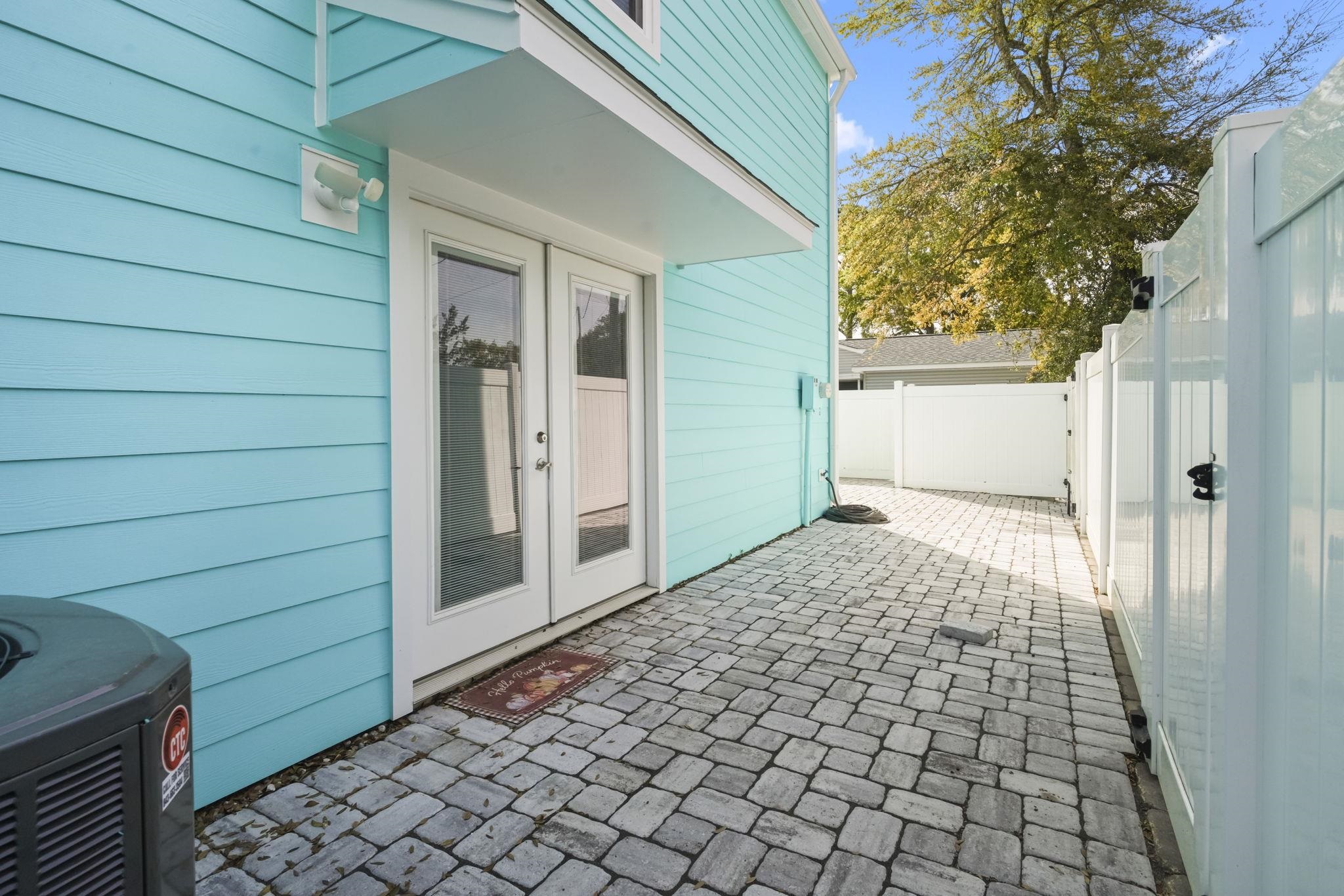 1911c Edge Dr. Property Photo 13