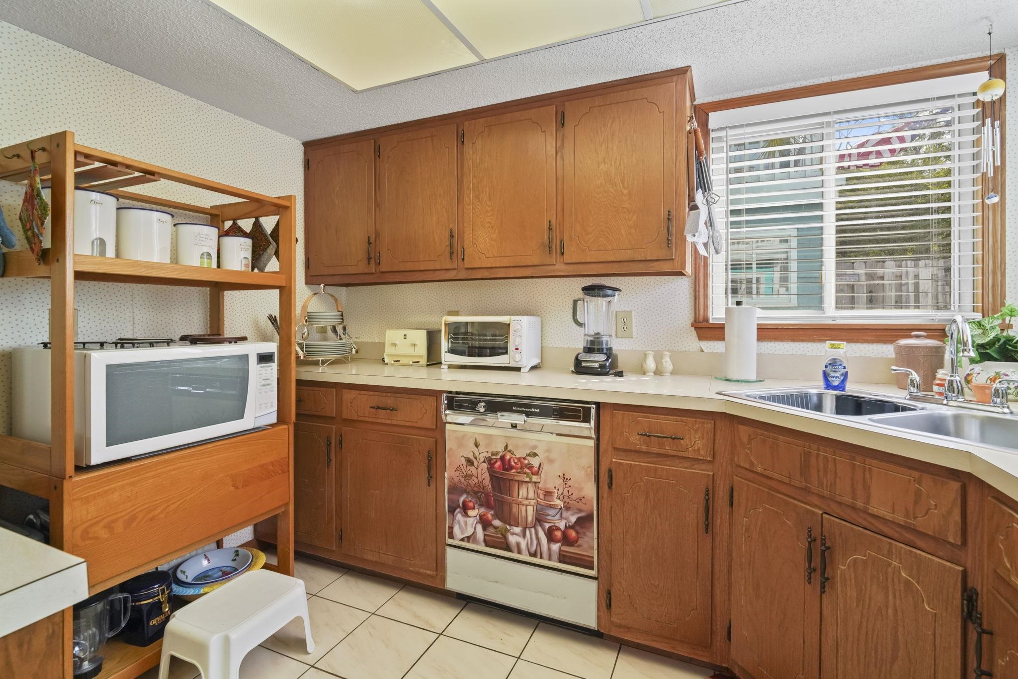 1911c Edge Dr. Property Photo 28
