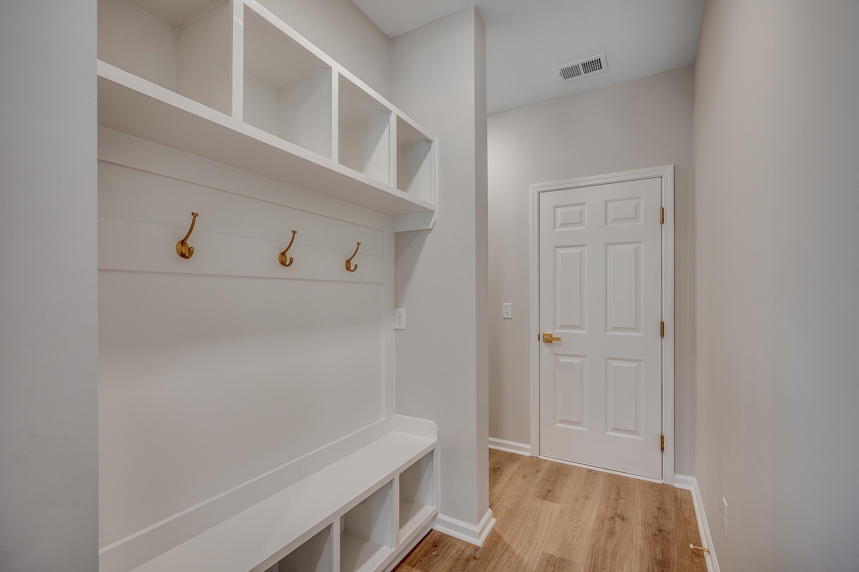 2704 Whitehorn Way Property Photo 14
