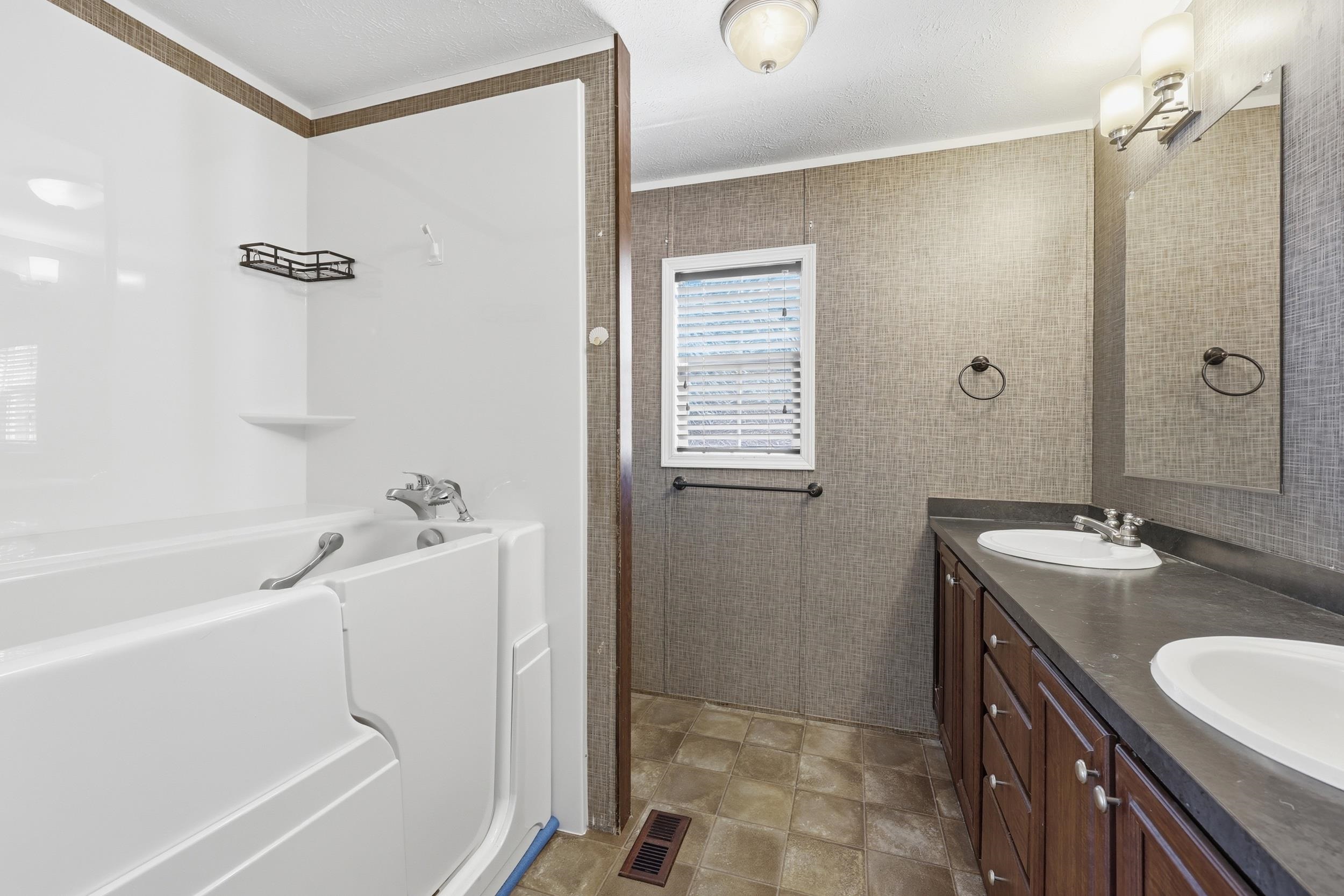 87 Beacon Ct. Property Photo 14