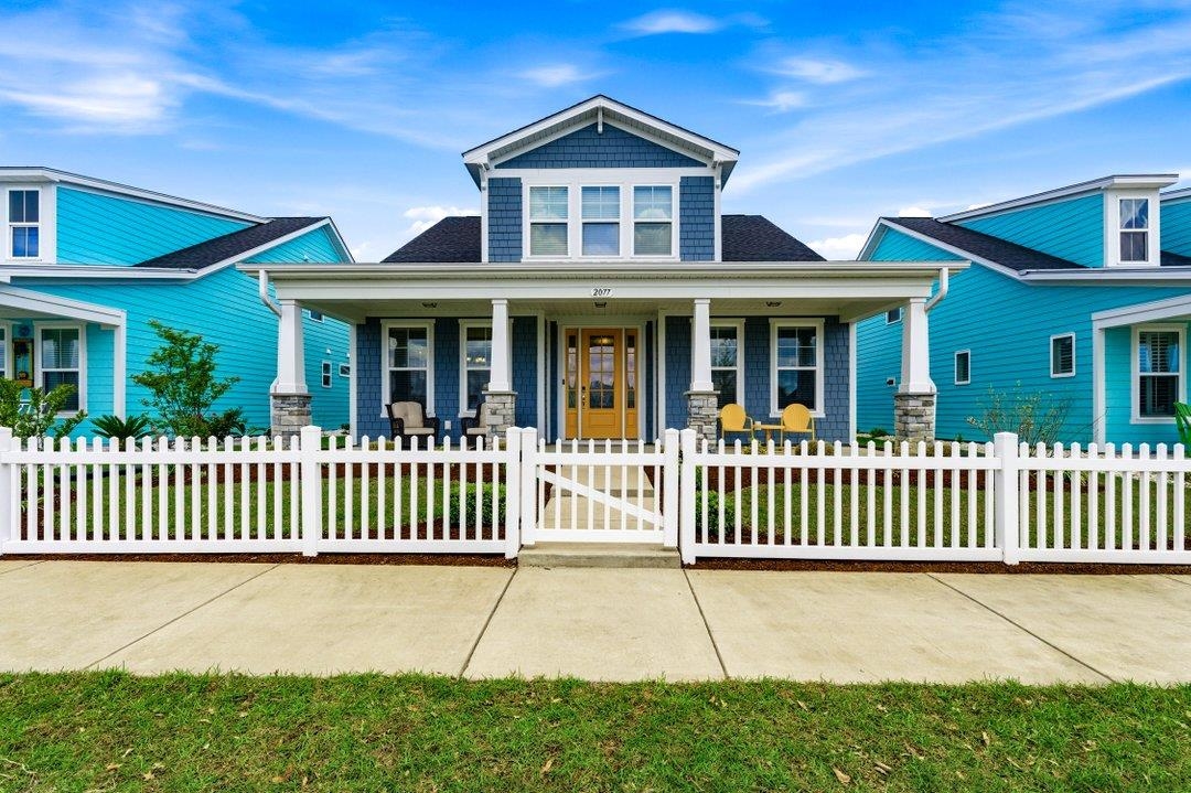 2077 Singing Palm Loop Property Photo 1