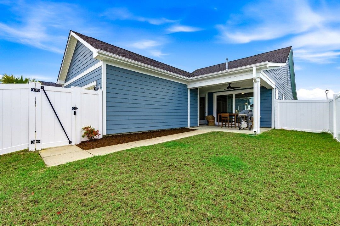 2077 Singing Palm Loop Property Photo 6