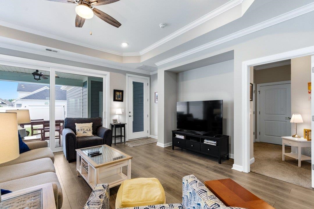2077 Singing Palm Loop Property Photo 8