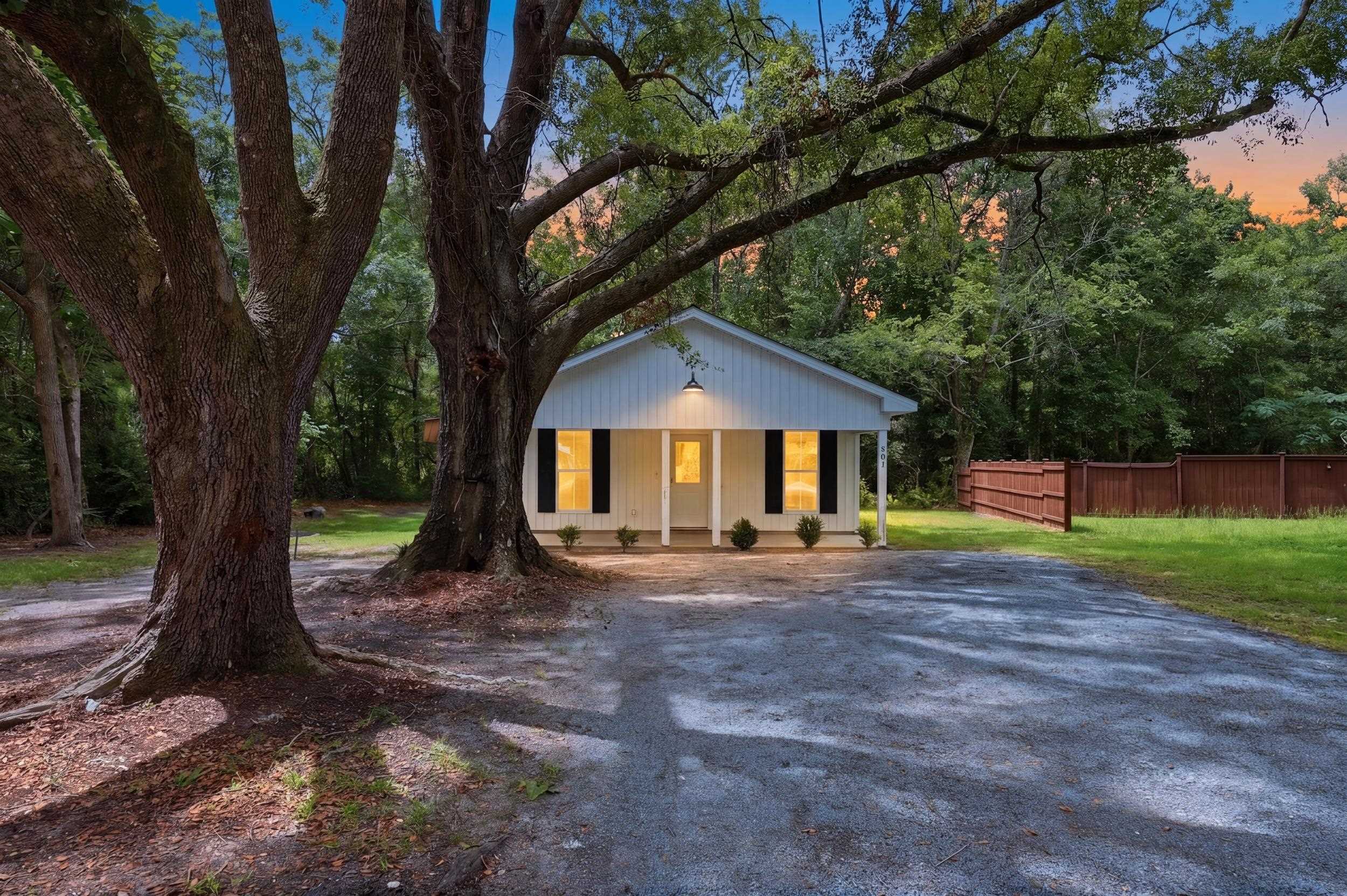 901 Lakeside Dr. Property Photo 1