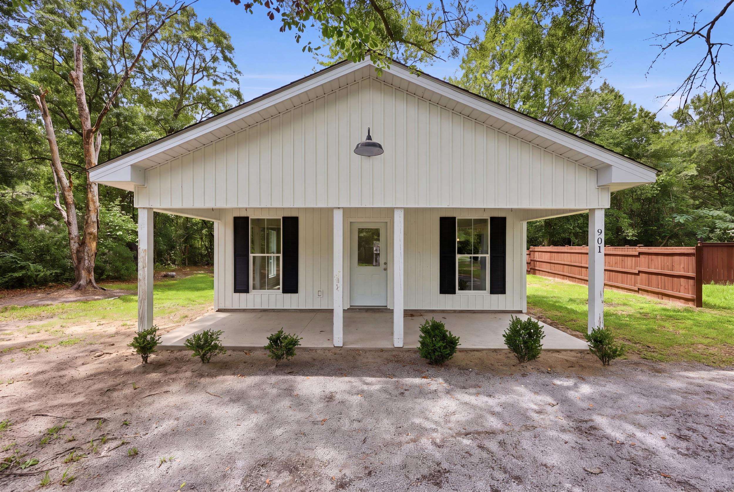 901 Lakeside Dr. Property Photo 2