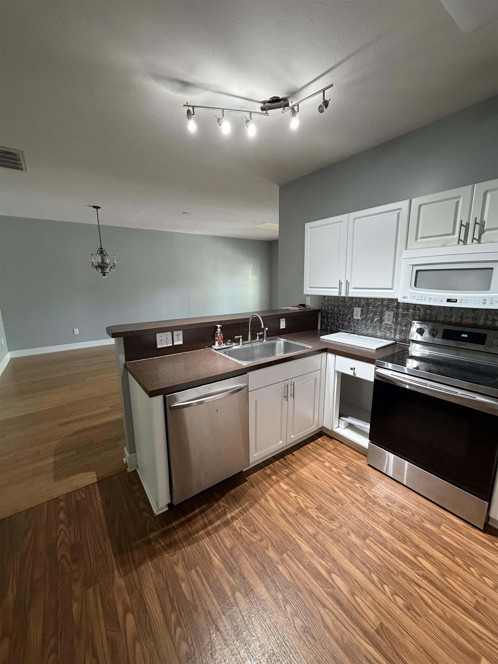 70 Seagrove Ct. Property Photo 5