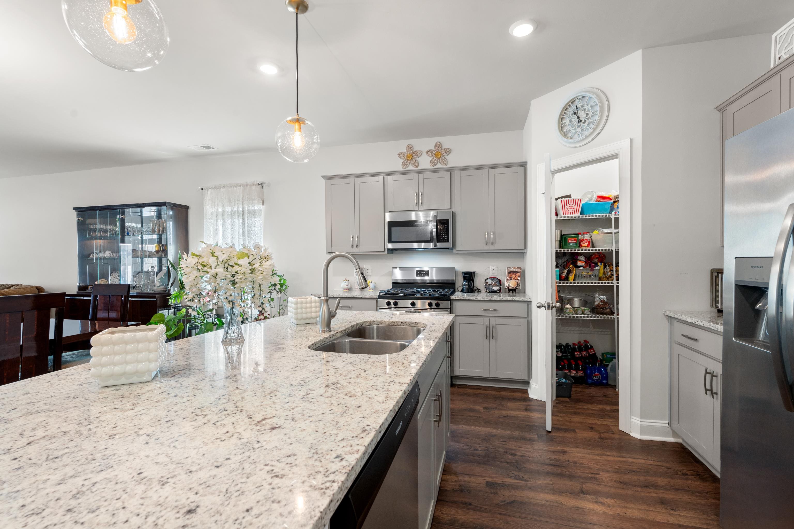 2477 Campton Loop Property Photo 6