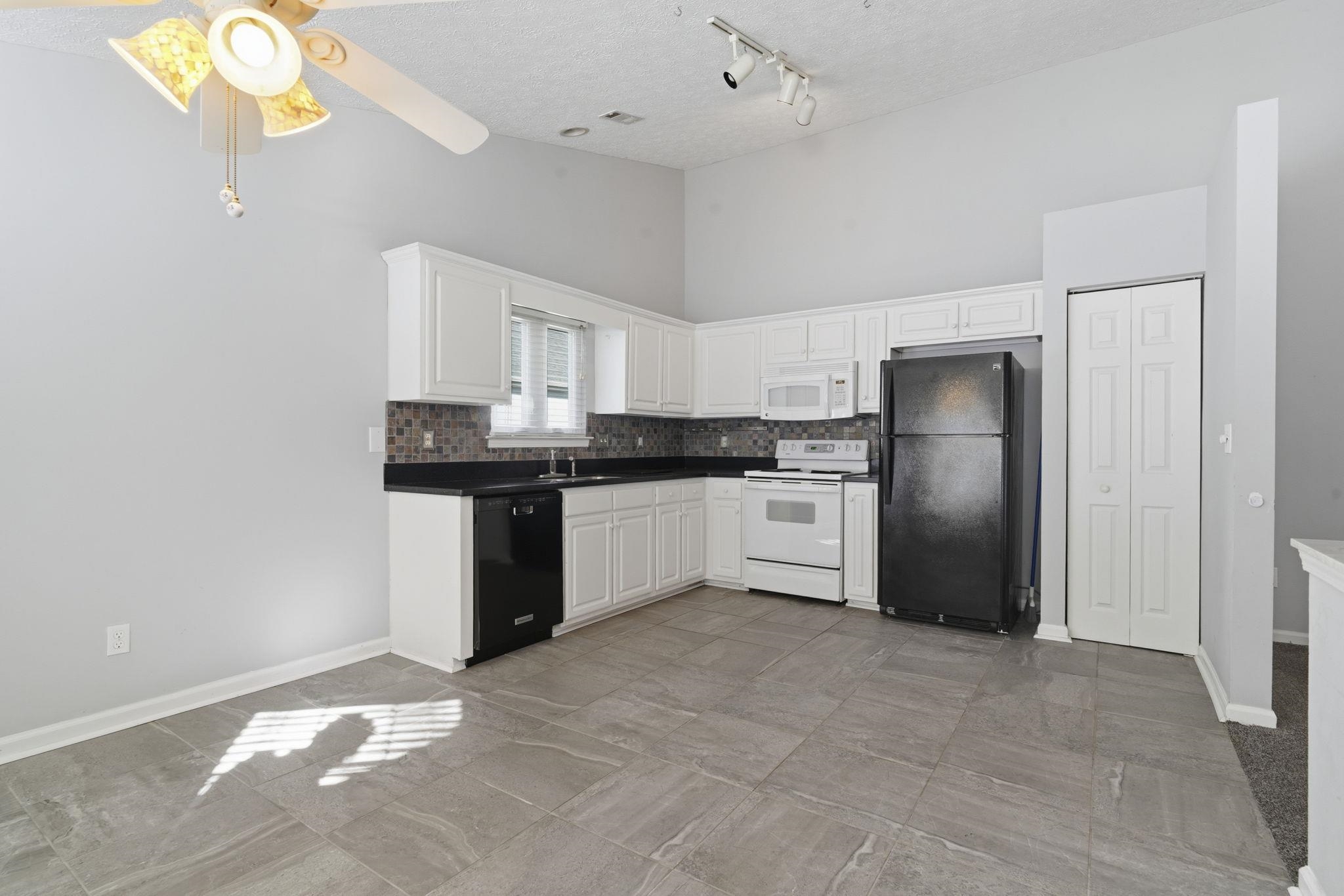 582 Bridgeport Dr. Property Photo 15