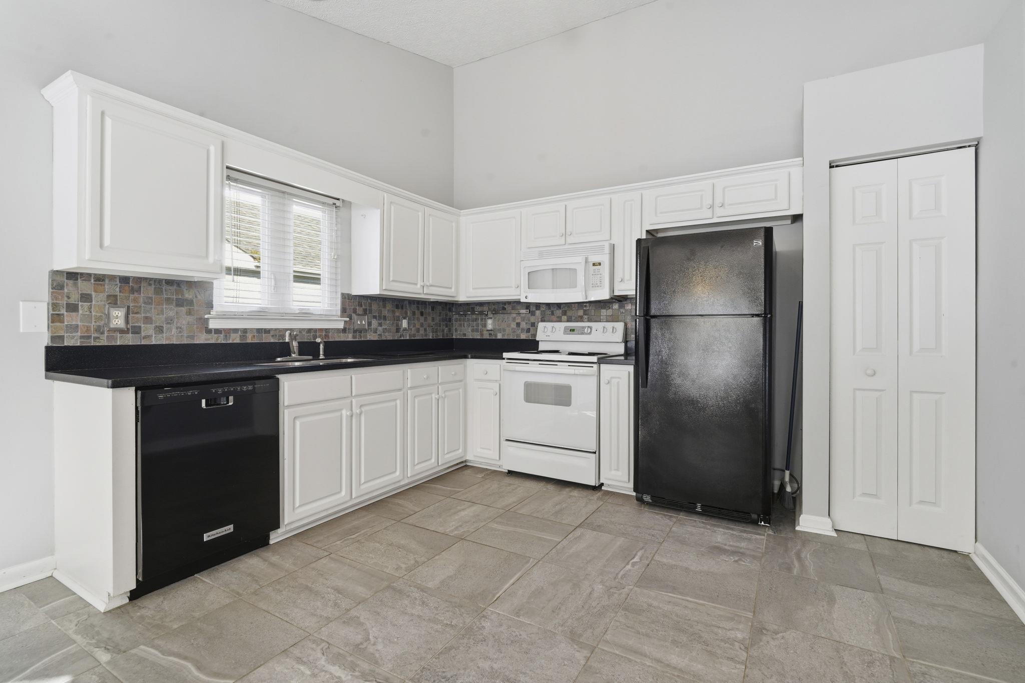 582 Bridgeport Dr. Property Photo 18