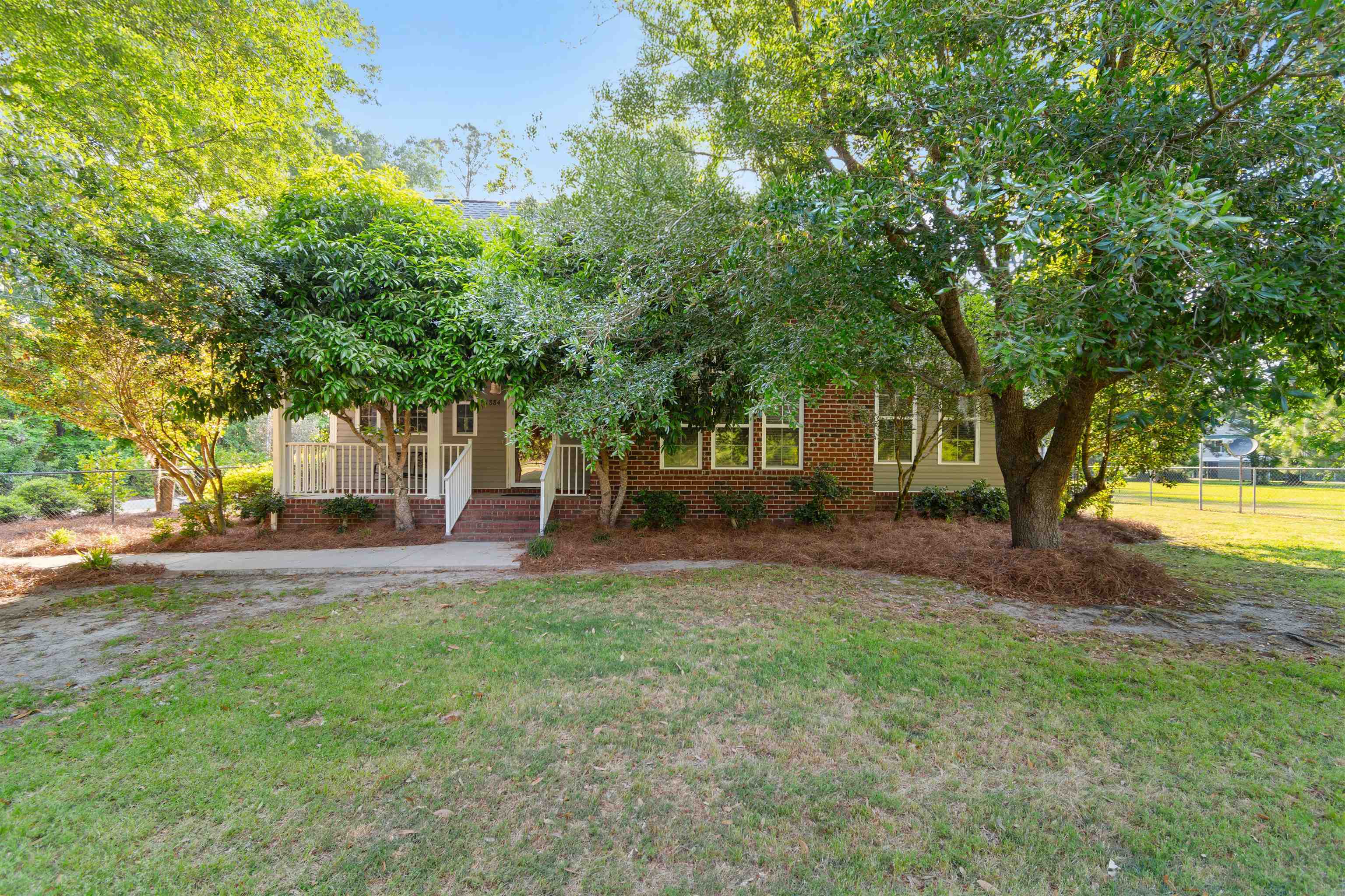 1884 Clarence Dr. Property Photo 2