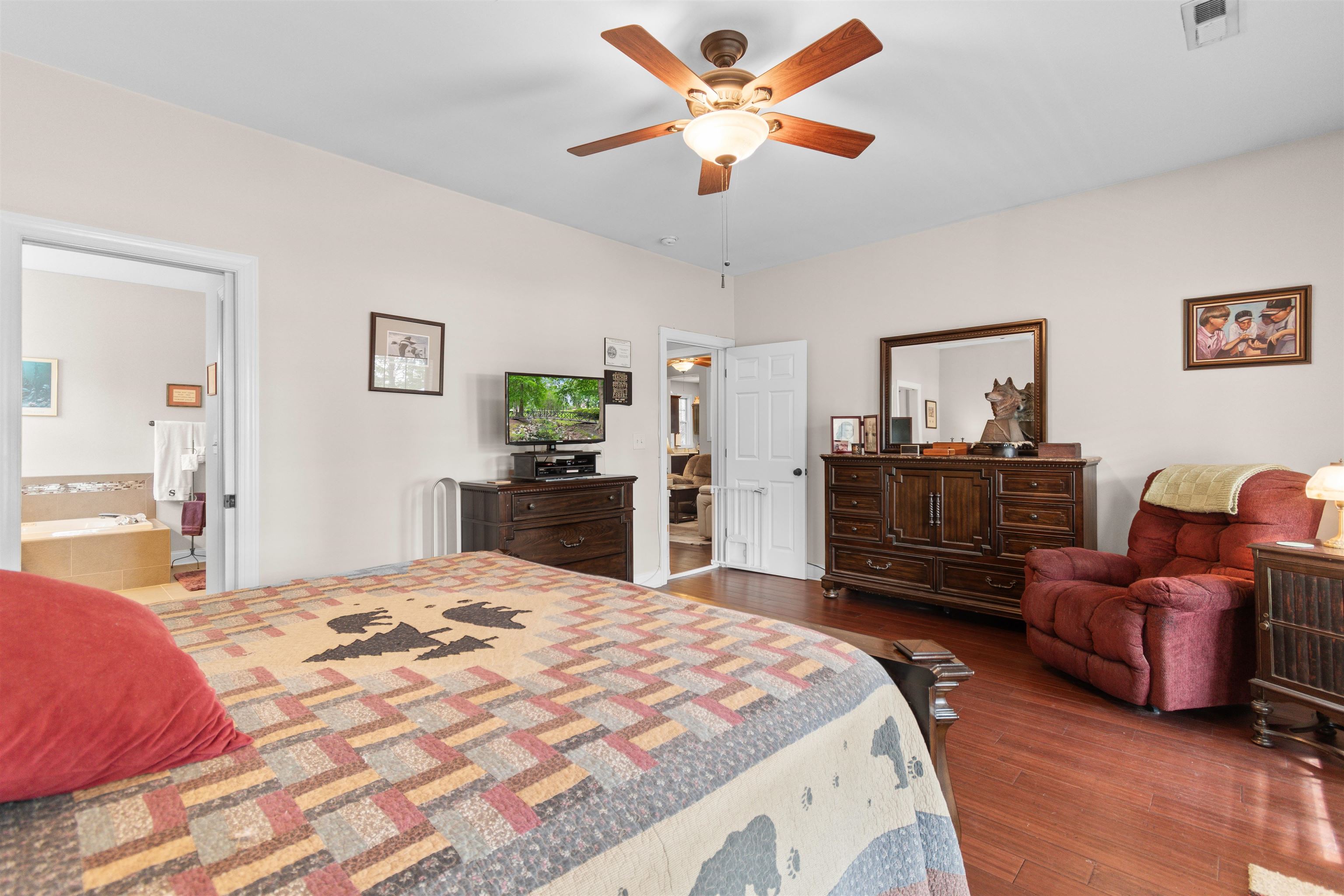 1884 Clarence Dr. Property Photo 17