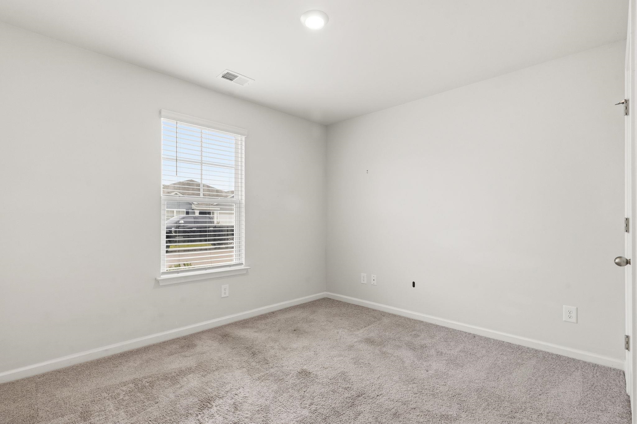 392 Spruce Pine Way Property Photo 4
